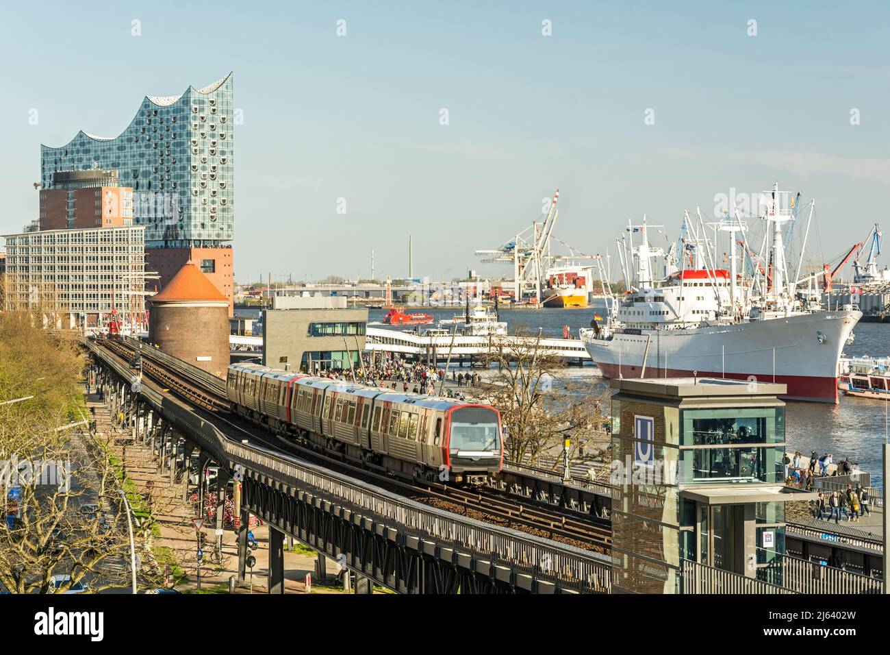 Vista sul fiume Elba, sul lungomare e sulle piste dei treni presso il famoso St. Pauli Landungsbrücken ad Amburgo, Germania Foto Stock