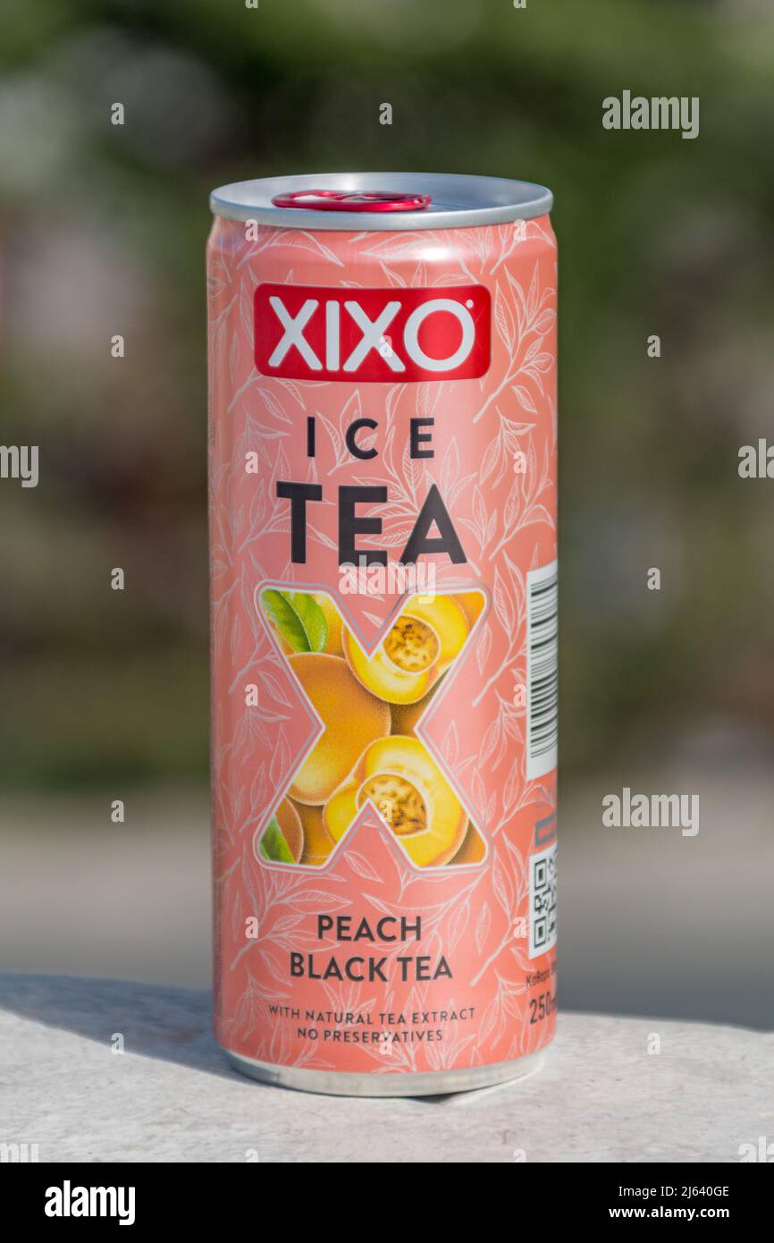 Paphos, Cipro - 2 aprile 2022: Lattina di tè ghiaccio XIXO, tè nero pesca. Foto Stock