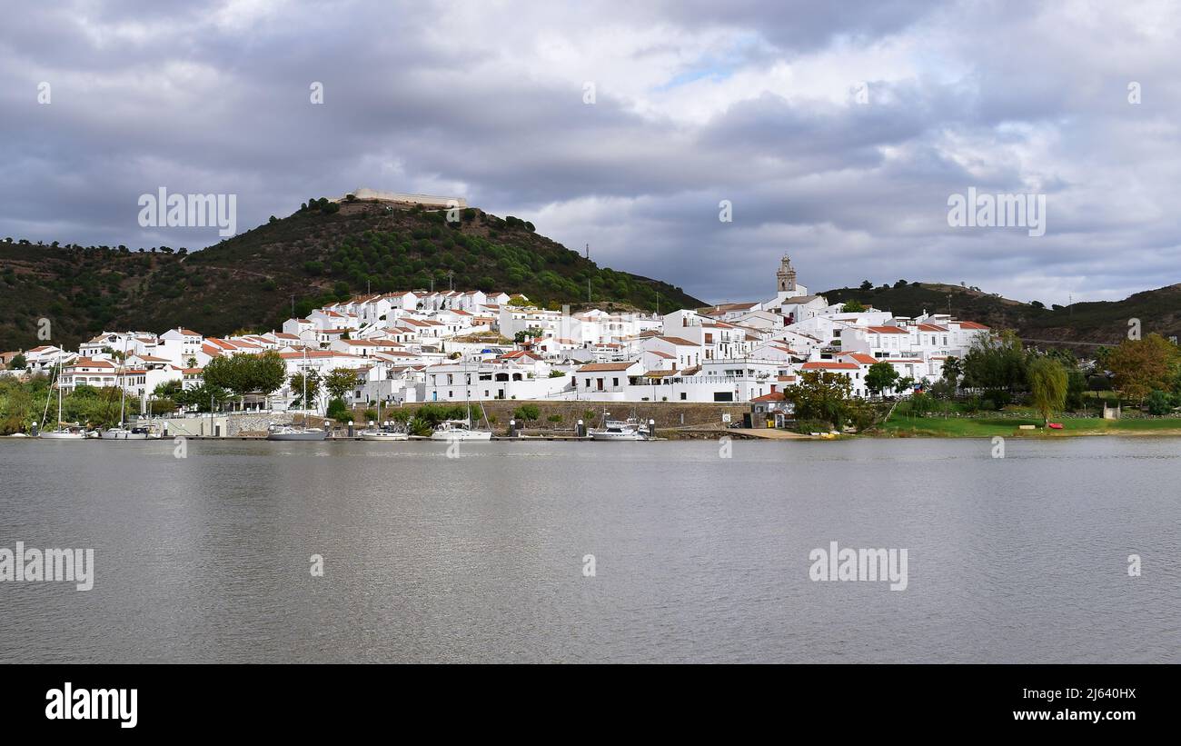 Si affaccia da Alcoutim in Portogallo sul fiume Guadiana fino a Sanlúcar de Guadiana in Spagna, tipica città di confine con case bianche e castello medievale, Alg Foto Stock