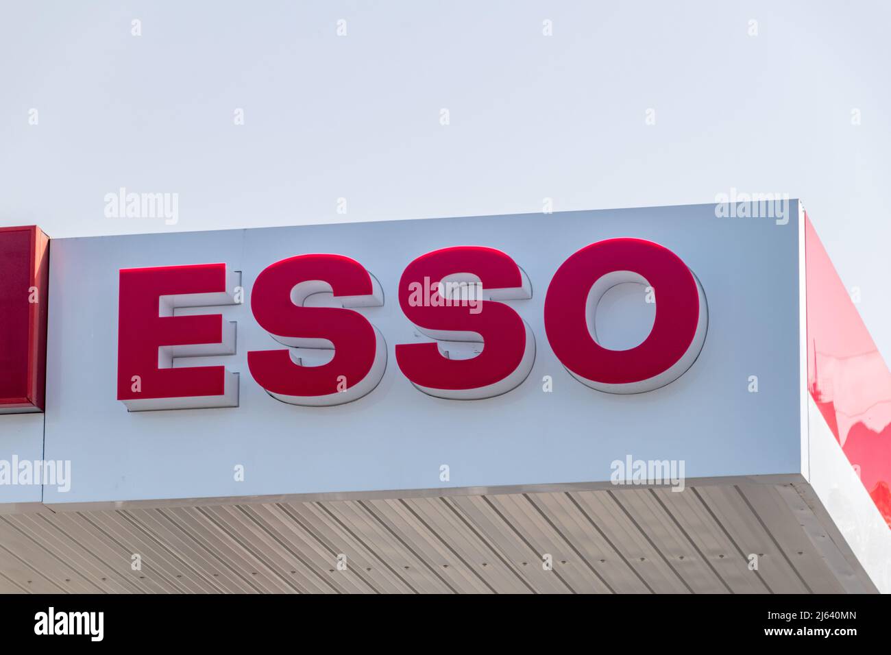 Paphos, Cipro - 2 aprile 2022: Stazione di servizio esso a Paphos. ESSO è un marchio appartenente alla ExxonMobil. Foto Stock