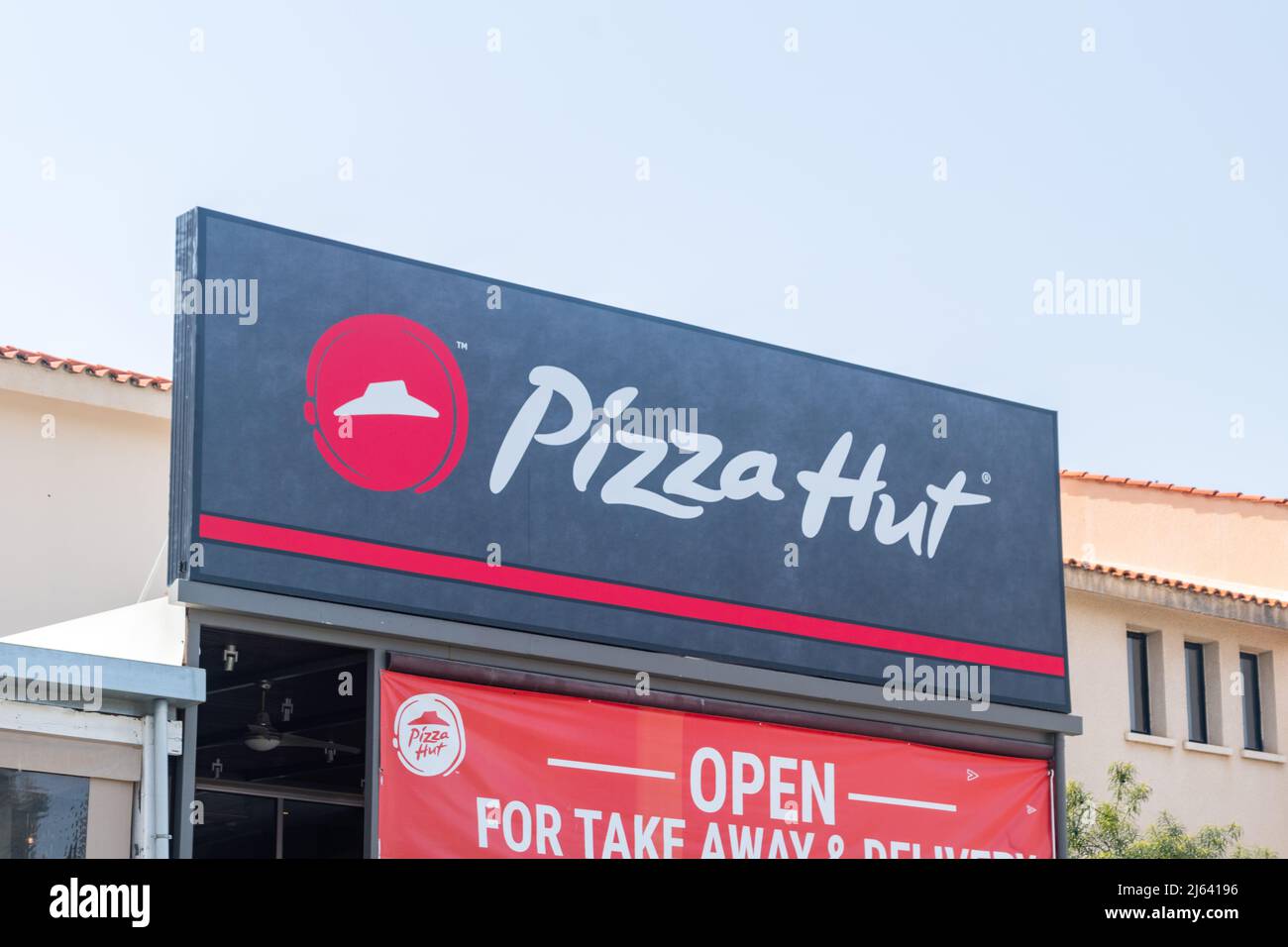 Peyia, Cipro - 2 aprile 2022: Logo di Pizza Hut. Pizza Hut è una catena di ristoranti multinazionale americana. Foto Stock