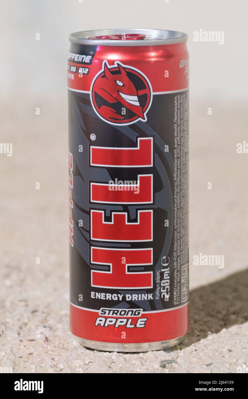 Paphos, Cipro - 2 aprile 2022: CAN of Hell forte mela gusto bevanda energetica. Foto Stock