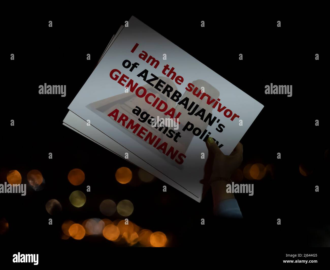 Un cartello tenuto da un partecipante al Memoriale del genocidio armeno il 23 aprile 2022, Yerevan, Armenia, che deplora gli atti condotti dall'Azerbaigian Foto Stock