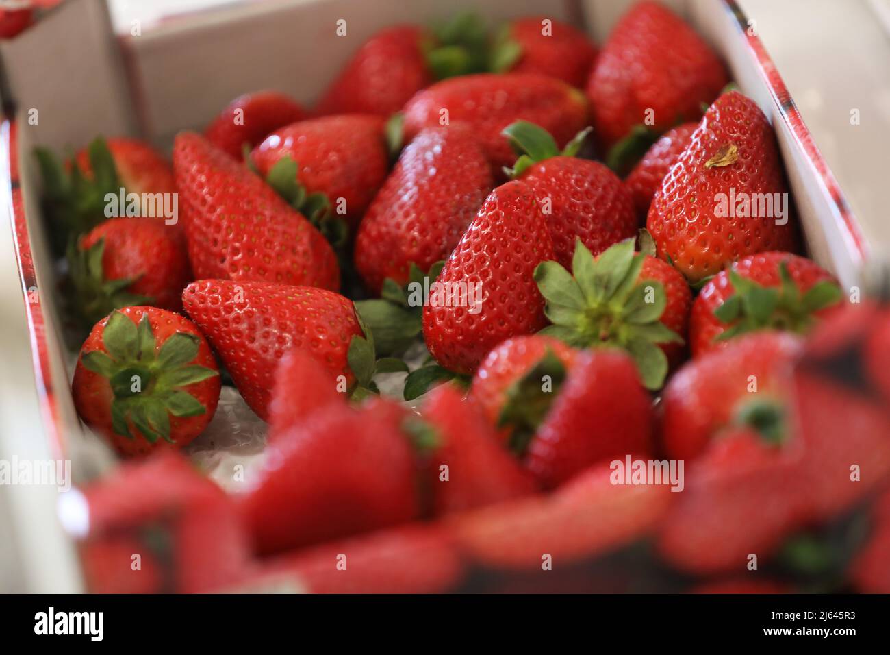 Gustose fragole raffigurate in scatole nel Sussex occidentale, Regno Unito. Foto Stock