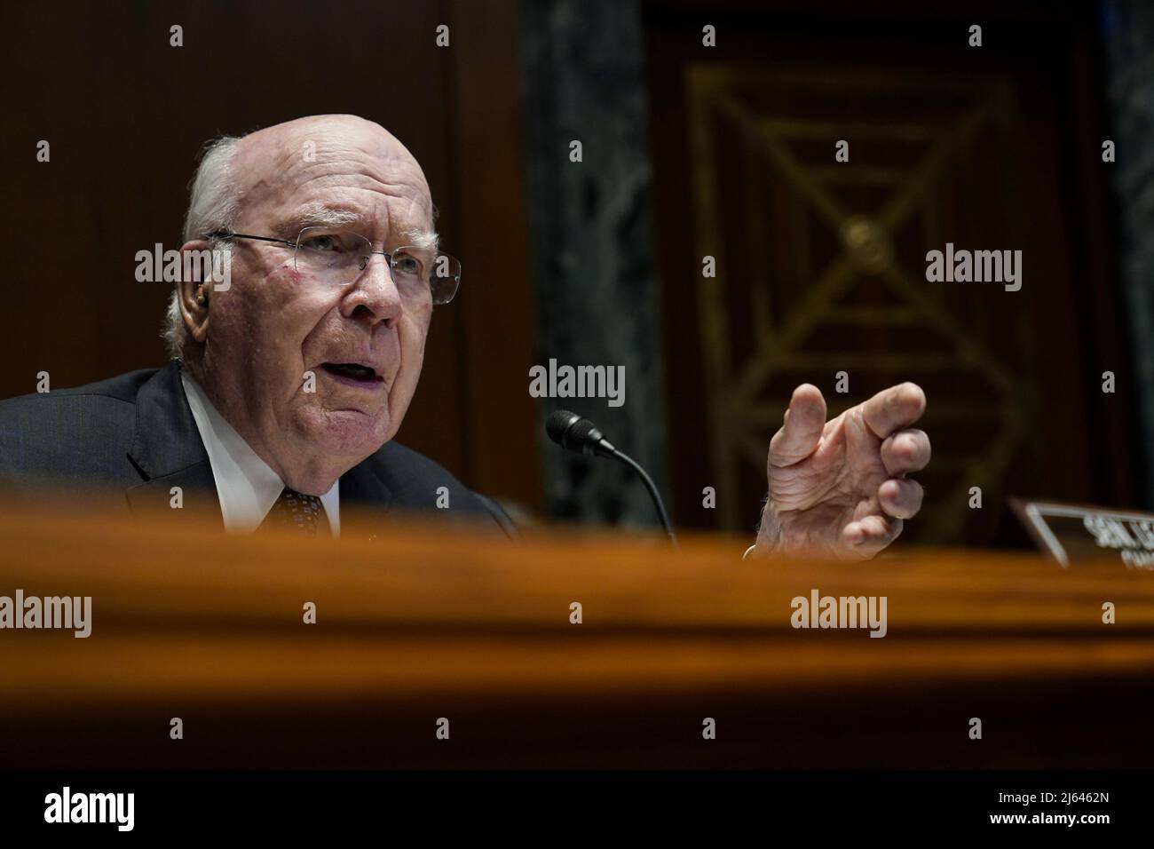 Washington, Stati Uniti. 27th Apr 2022. Il Sen. Patrick Leahy, D-Vt., parla al Segretario di Stato Antony Blinken come testimonia durante il sottocomitato degli stanziamenti del Senato per le operazioni estere, E relativi programmi udienza per la revisione della richiesta di bilancio dell'anno fiscale 2023 per il Dipartimento di Stato degli Stati Uniti a Capitol Hill a Washington, DC o Mercoledì, Aprile 27, 2022. Foto di Carolyn Kaster/UPI Credit: UPI/Alamy Live News Foto Stock