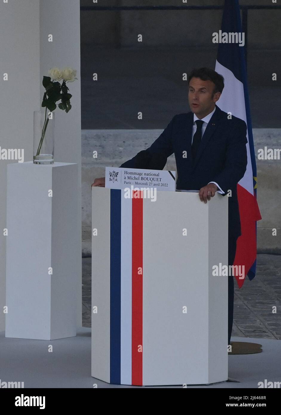 Parigi, Francia. 27th Apr 2022. Il Presidente francese Emmanuel Macron durante una cerimonia nazionale di omaggio al monumento Invalides di Parigi, il 27 aprile 2022. Michel Bouquet, attore francese di scena e film, è morto all'età di 96 anni il 13 aprile 2022. Photo by Christian Liewig/ABACAPRESS.COM Credit: Abaca Press/Alamy Live News Foto Stock