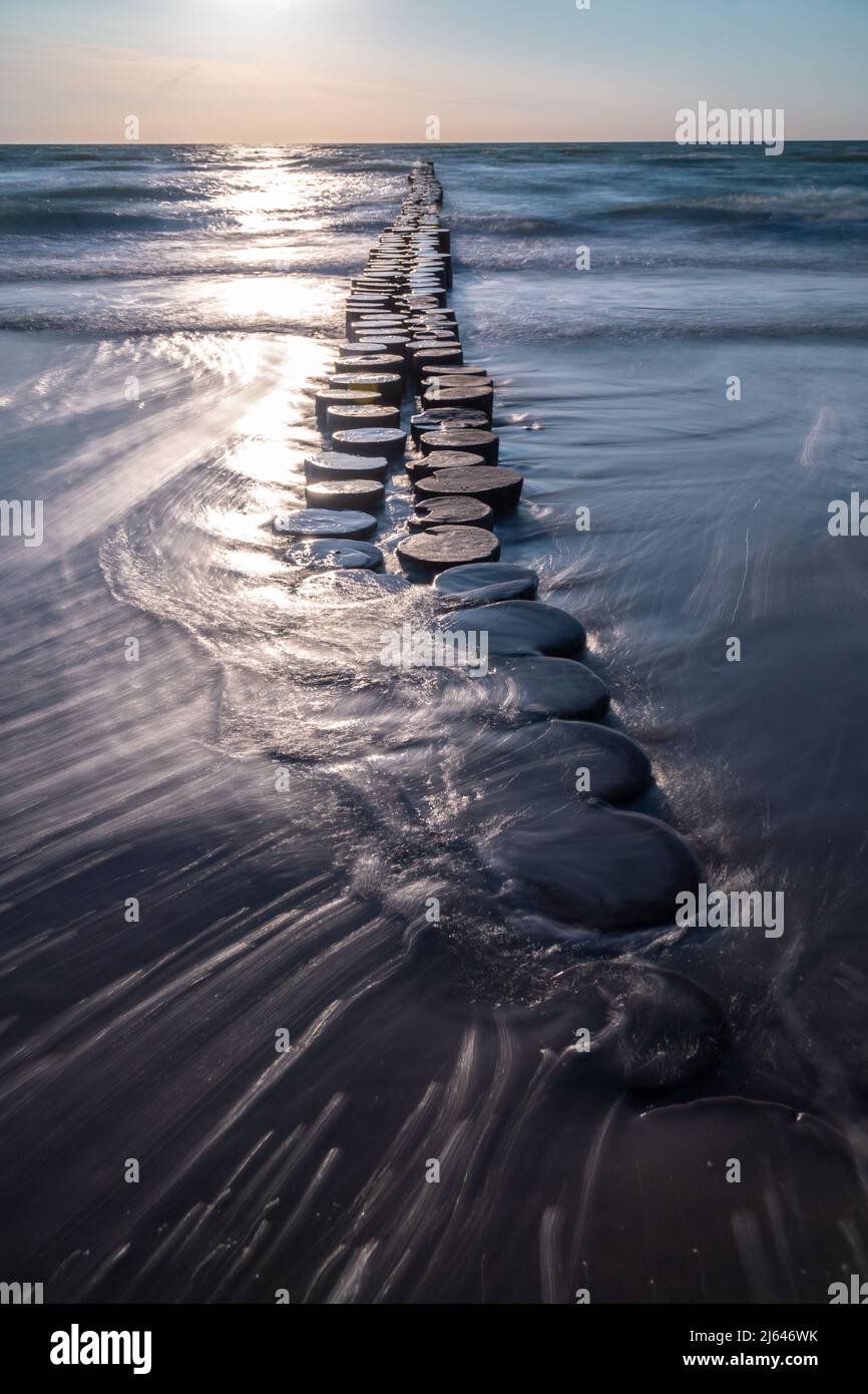 Breaking acqua alla spiaggia di Zingst in serata Foto Stock