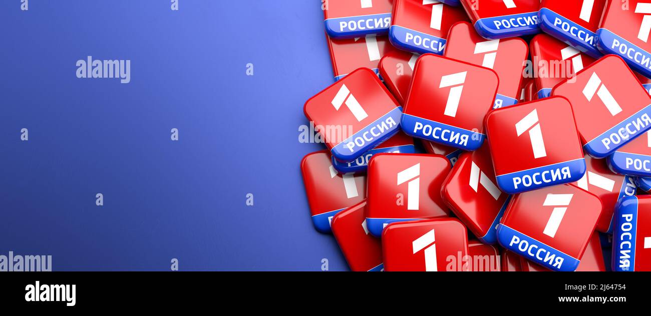 Logo del canale televisivo russo Russia-1 su un mucchio su un tavolo.  Spazio di copia. Formato banner Web Foto stock - Alamy
