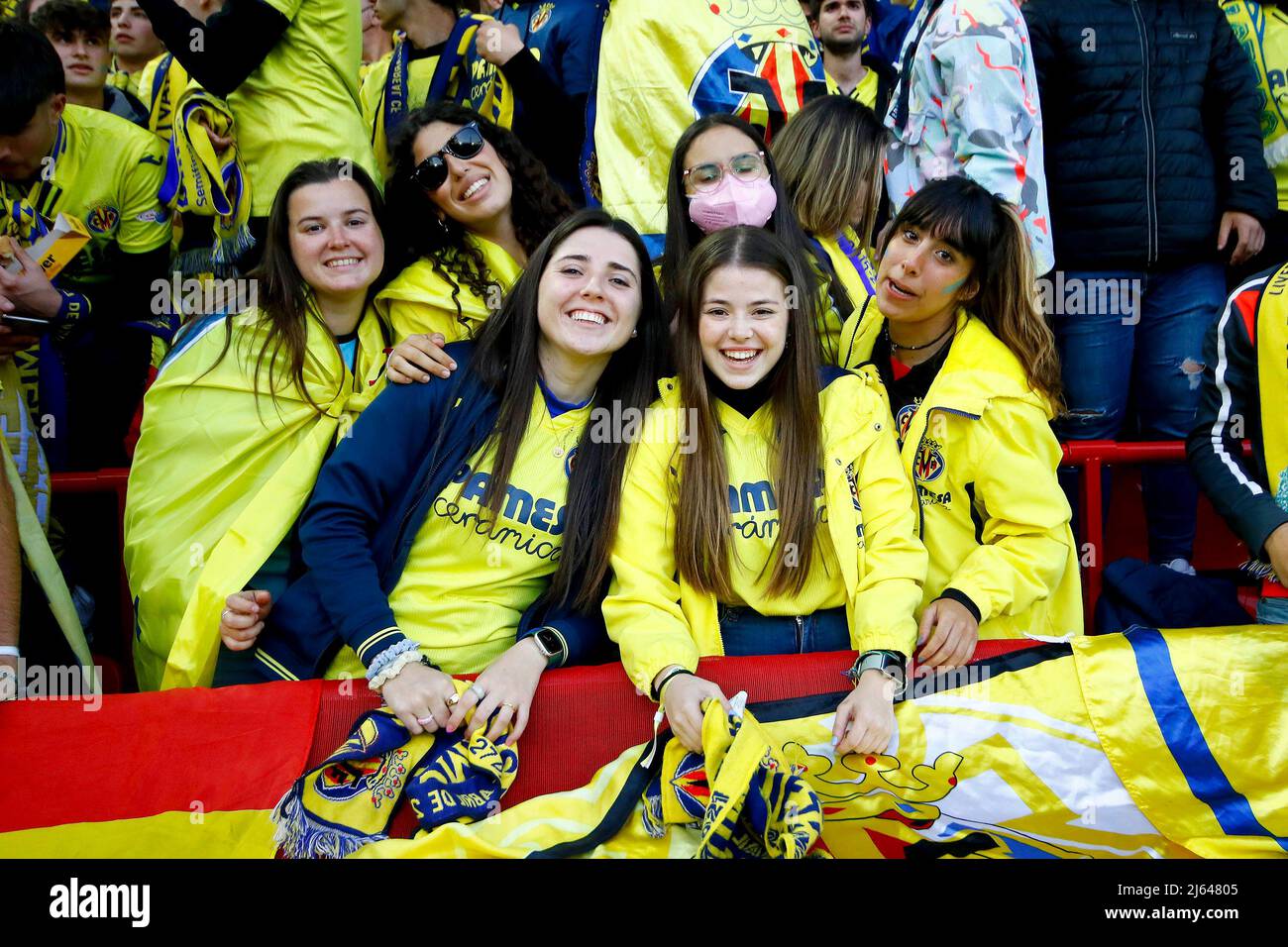 Liverpool, Regno Unito. 27th Apr 2022. Villarreal CF Fans .UEFA Champions League, semifinale 1st tappa, Liverpool contro Villarreal all'Anfield Stadium di Liverpool mercoledì 27th aprile 2022. Questa immagine può essere utilizzata solo a scopo editoriale. Solo per uso editoriale, licenza richiesta per uso commerciale. Nessun uso in scommesse, giochi o un singolo club / campionato / giocatori pubblicazioni. pic di Chris Stading/Andrew Orchard sport fotografia/Alamy Live news credito: Andrew Orchard sport fotografia/Alamy Live News Foto Stock