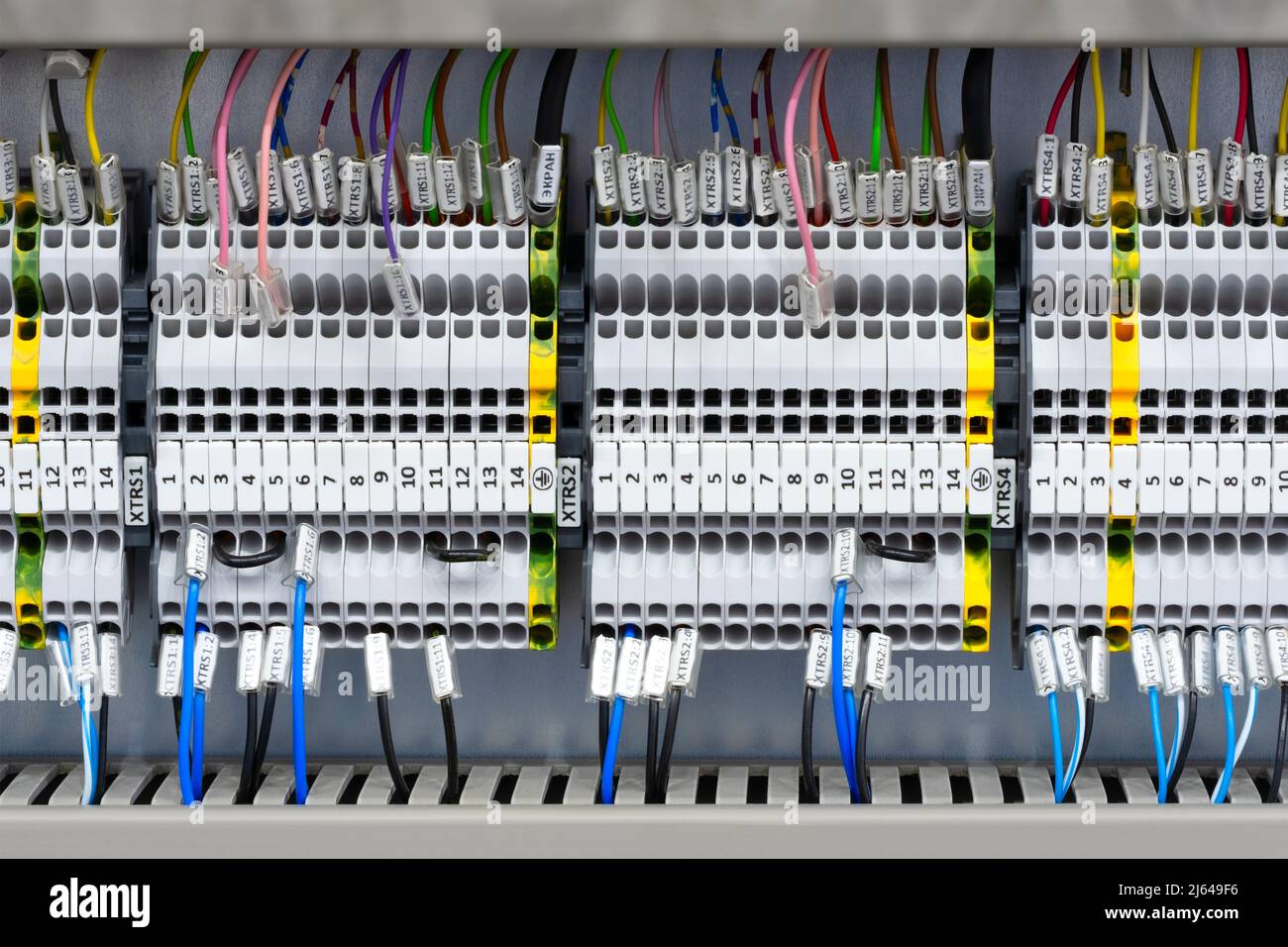 Fili colorati in una scatola di distribuzione di un'elettricità, pannello di controllo PLC con cablaggio, pannello di controllo elettrico per alimentazione e distribuzione elettrica Foto Stock