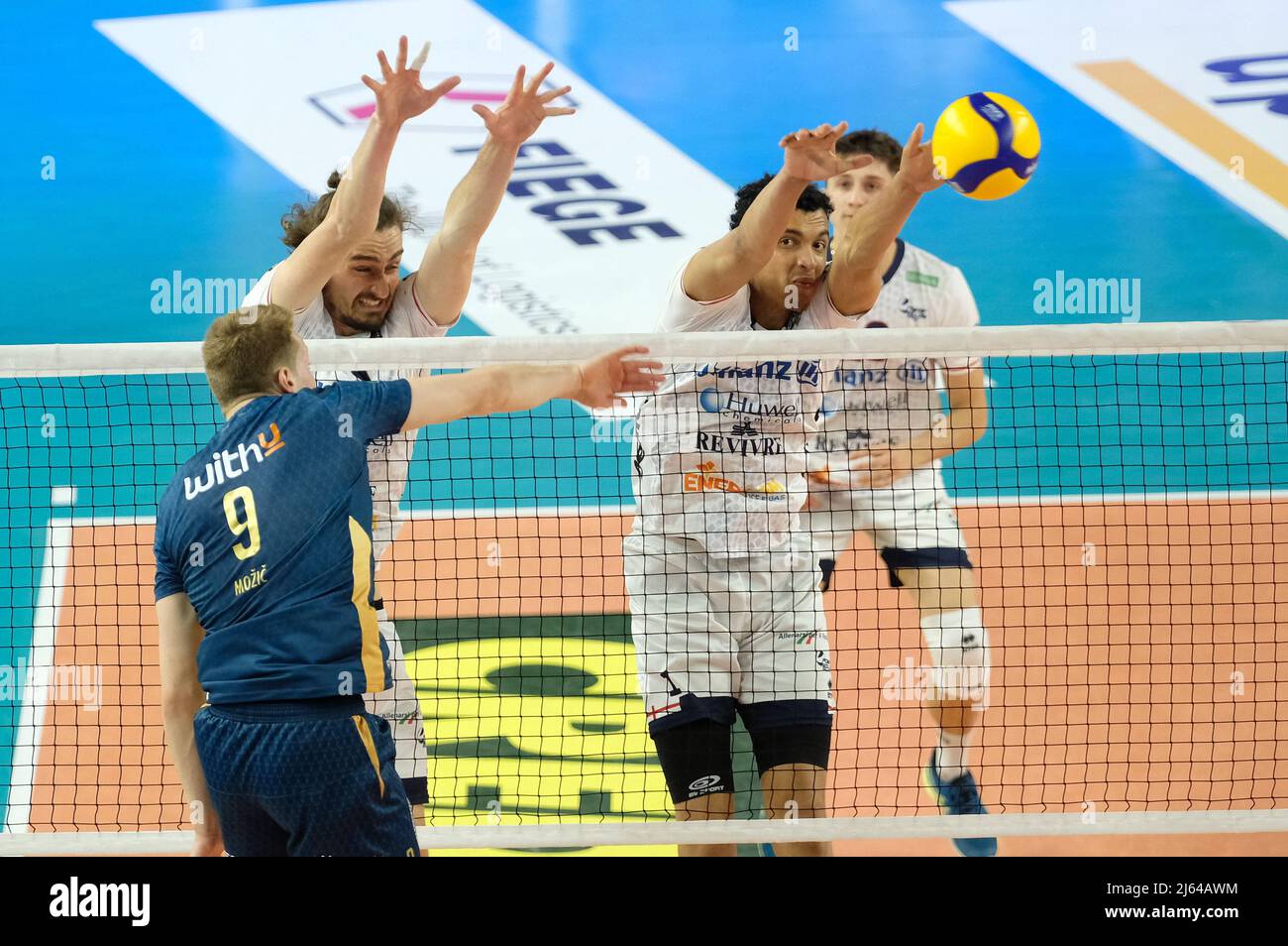 AGSM Forum, Verona, Italia, 27 aprile 2022, Blocco di Barthelemy Chinenyeze - Allianz Power Volley Milano e Jean Patry - Allianz Power Volley Milano durante il gioco fuori dal 5th posto - Verona Volley vs Allianz Milano - Pallavolo Serie Italiana A Men Superleague Championship Foto Stock