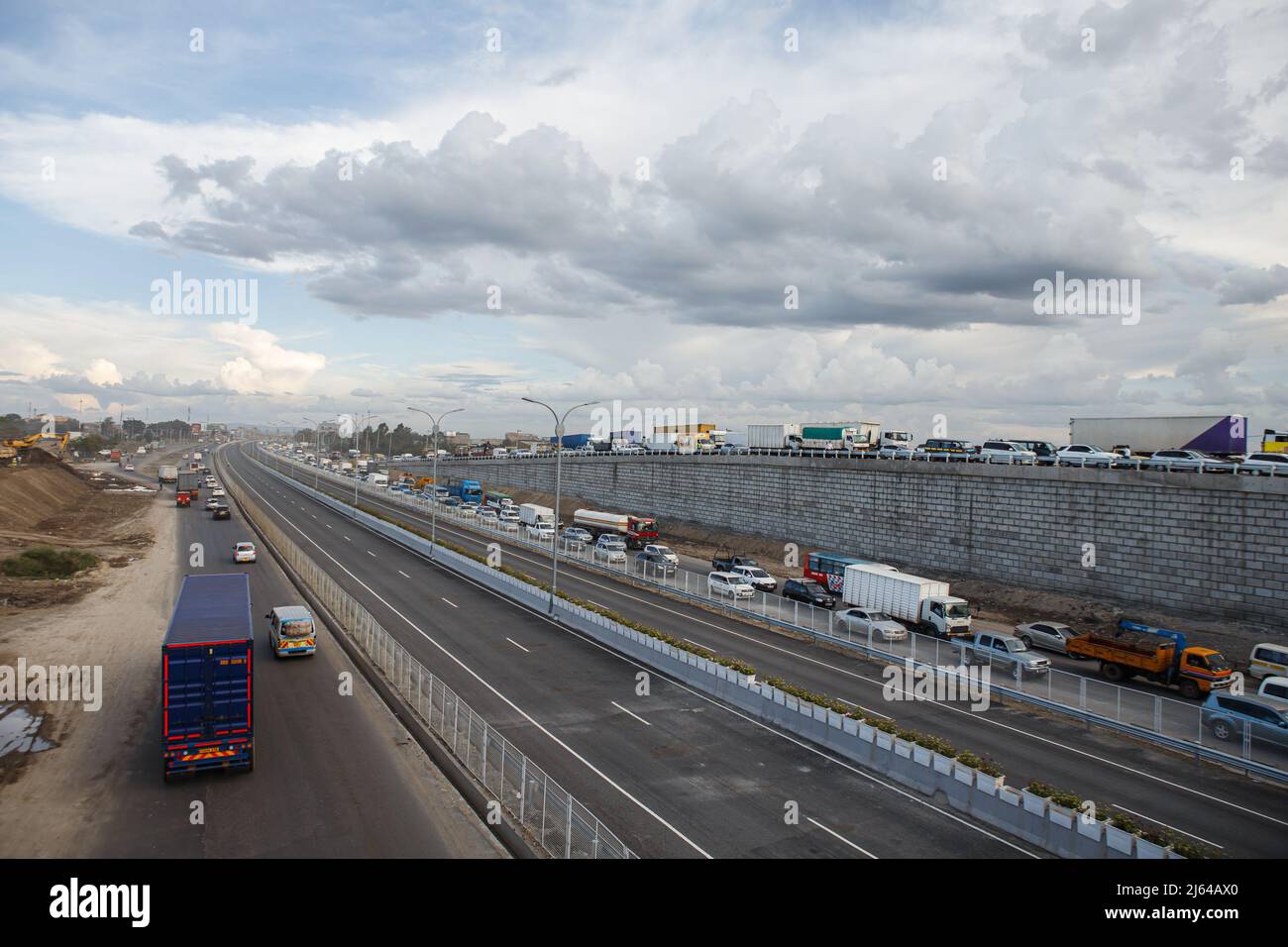 Nairobi, Kenya. 26th Apr 2022. Traffico intenso visto durante l'ora di punta alla sezione di Mlolongo della Nairobi Expressway lungo la strada Mombasa. I lavori finali proseguono sulla costruzione dell'autostrada a pedaggio lunga 27,1km, la Nairobi Expressway è prevista per il giugno 2022. La superstrada di Nairobi è destinata a decongestionare la città di Nairobi. (Credit Image: © Bonifacio Muthoni/SOPA Images via ZUMA Press Wire) Foto Stock