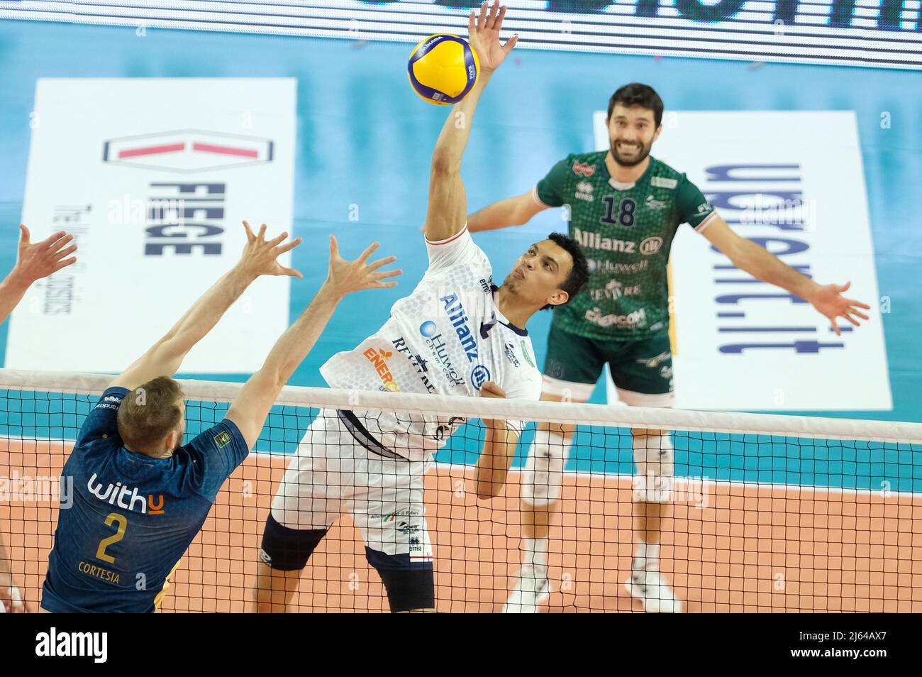 AGSM Forum, Verona, Italia, 27 aprile 2022, Spike di Barthelemy Chinenyeze - Allianz Power Volley Milano durante il gioco fuori 5th posto - Verona Volley vs Allianz Milano - Pallavolo Italiano Serie A Men Superleague Championship Foto Stock