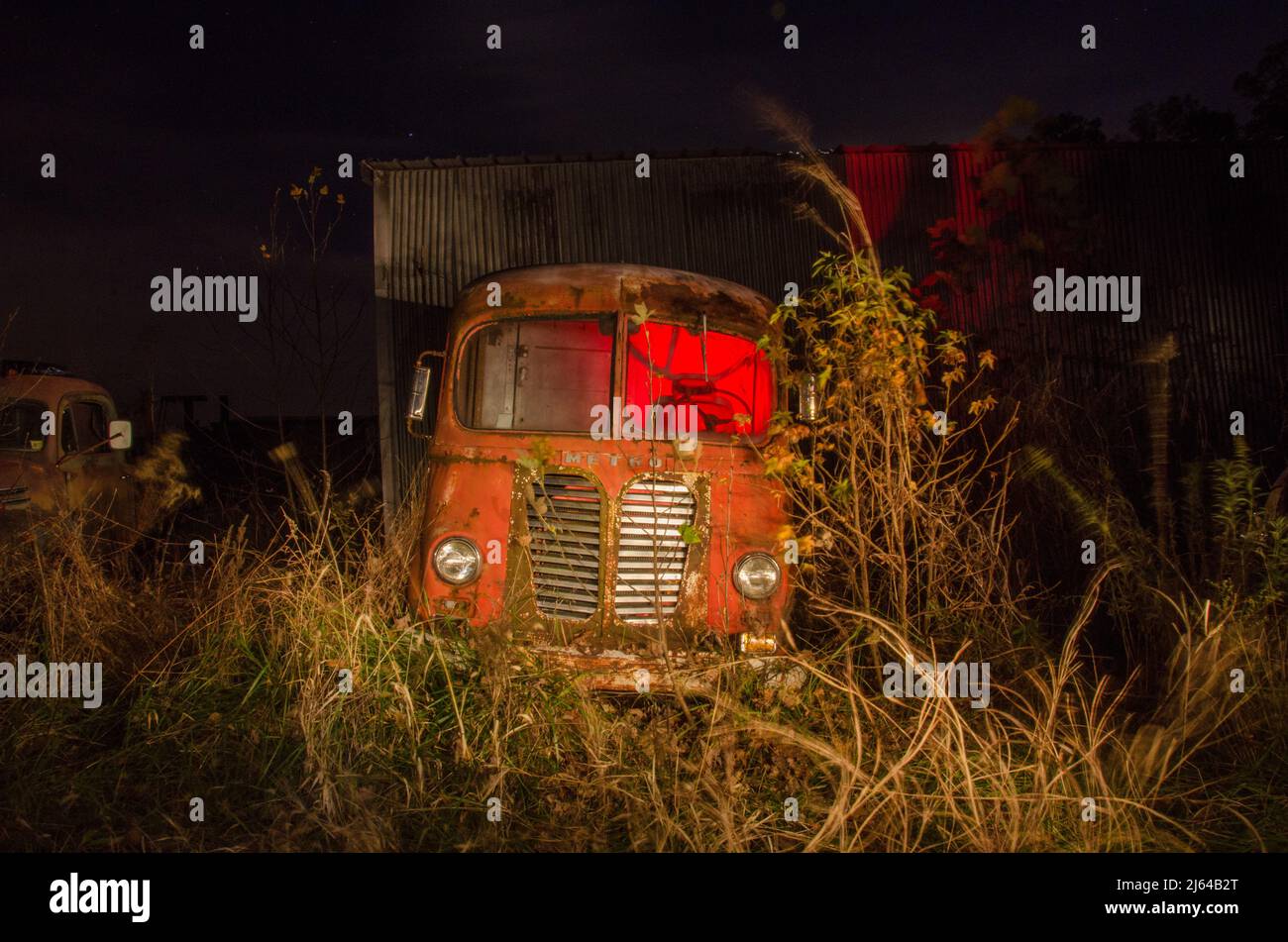 Luce del camion abbandonata dipinta di notte Foto Stock