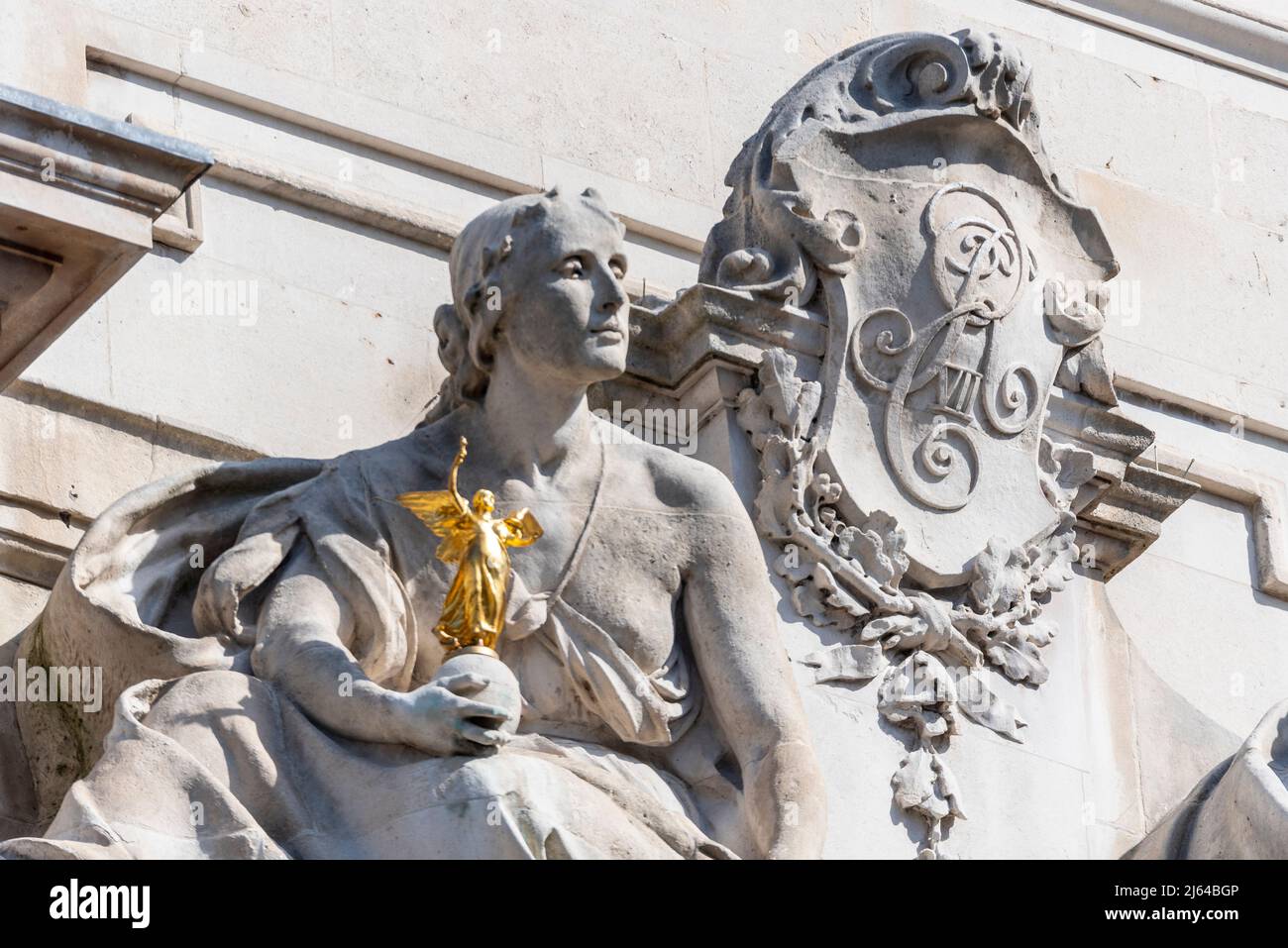 Il dettaglio dell'OWO. Old War Office Building, Londra si rievolve in hotel e residence di lusso gestiti da Raffles. Victory and Fame Sculptures di Drury Foto Stock