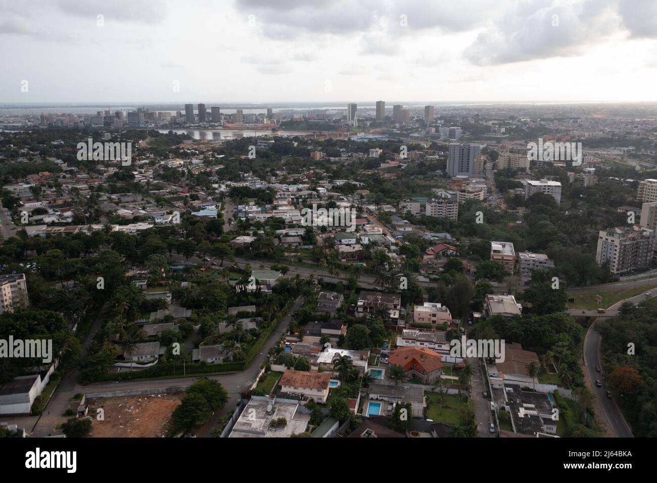 Colpo di drone della Costa d'Avorio sulla capitale economica Abidjan. Il paese avanza dopo le crisi del 2011 che mietiscono centinaia di vite in Africa occidentale. Foto Stock