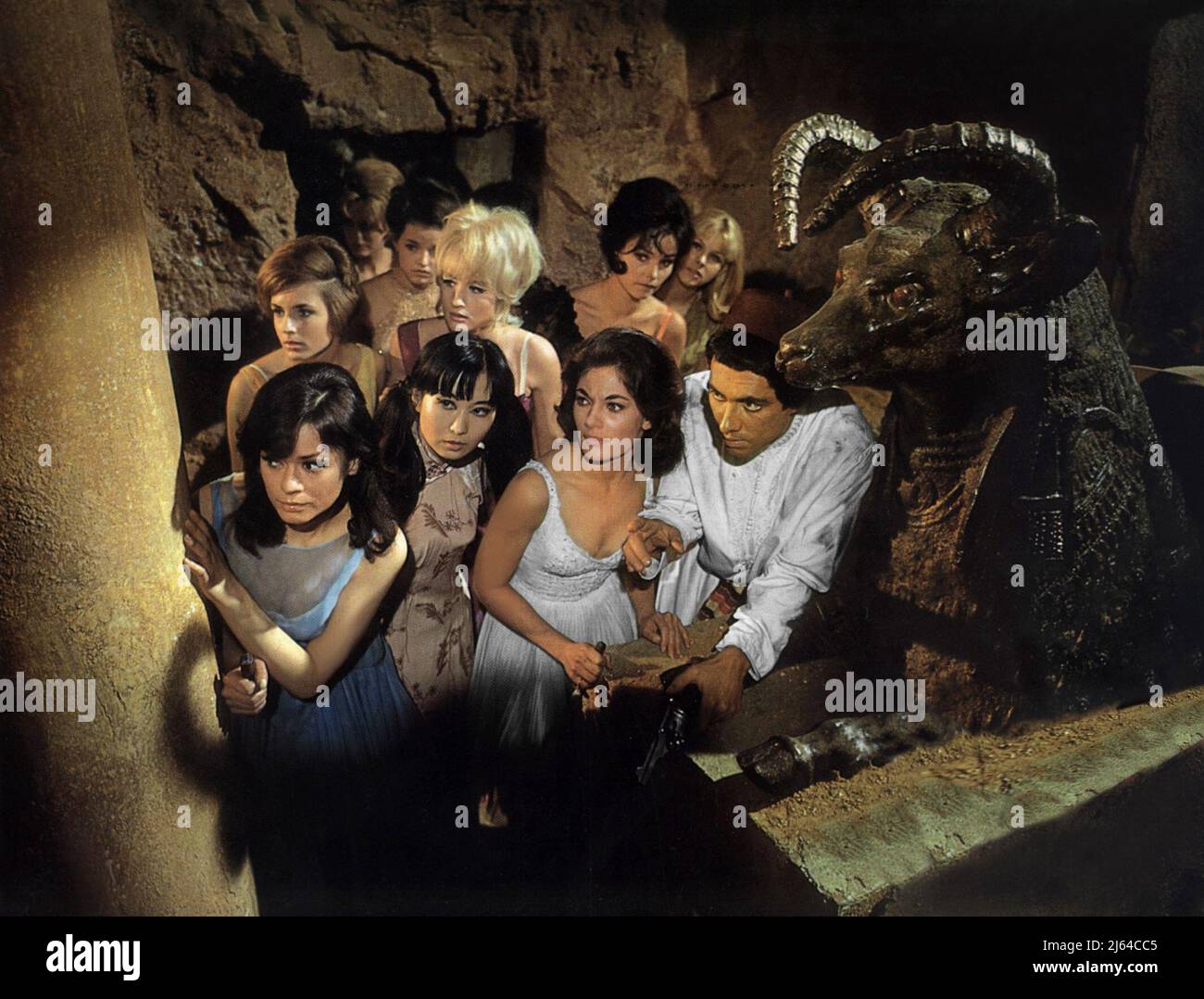 LE DONNE, LA SCENA DELLA STATUA, LE BRIDES DI FU MANCHU, 1966 Foto Stock