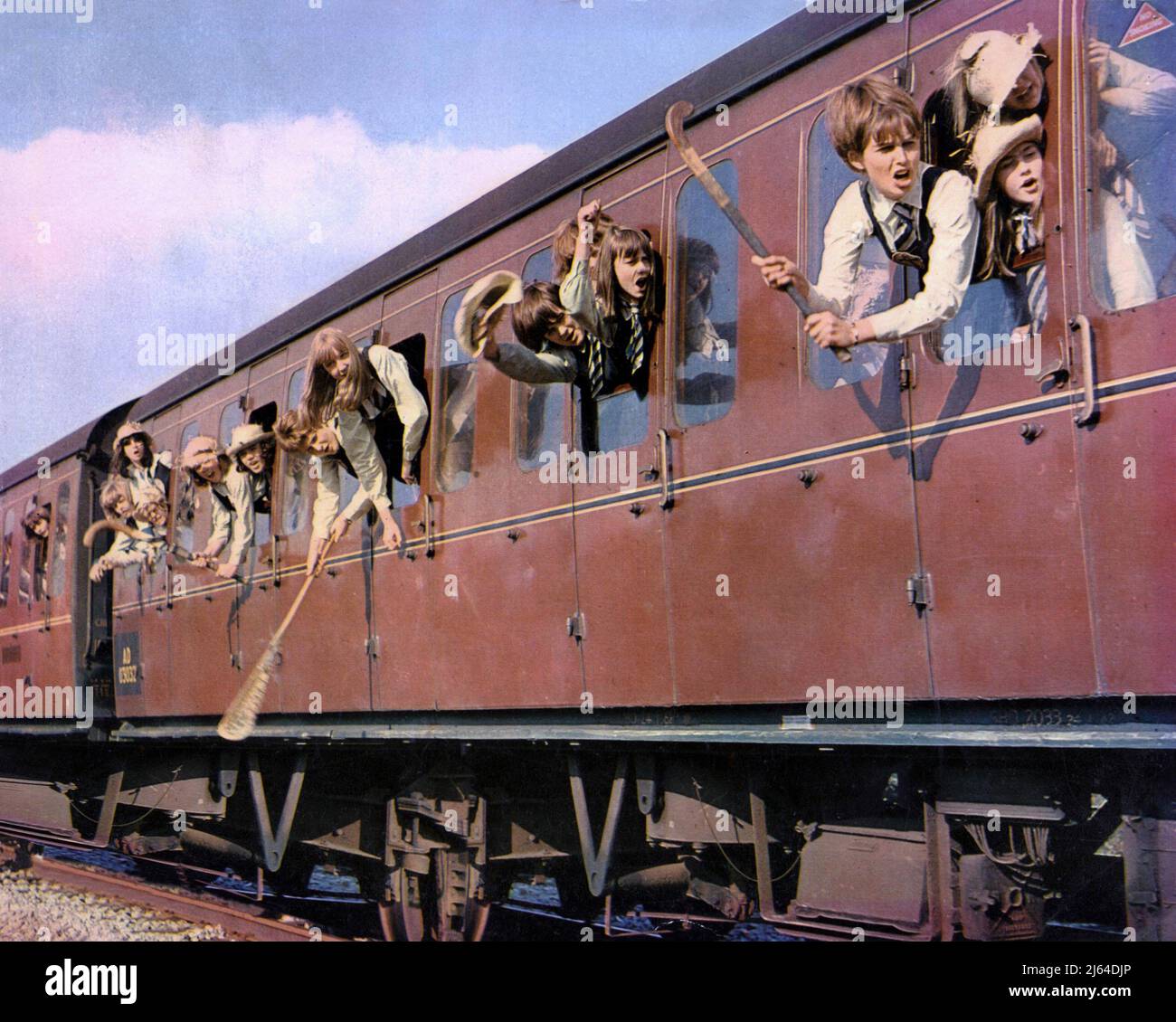 ALLIEVI DELLA SCUOLA CON I BASTONI DI HOCKEY SUL TRENO, IL GRANDE ST. RAPINA TRINIAN'S TRAIN, 1966 Foto Stock