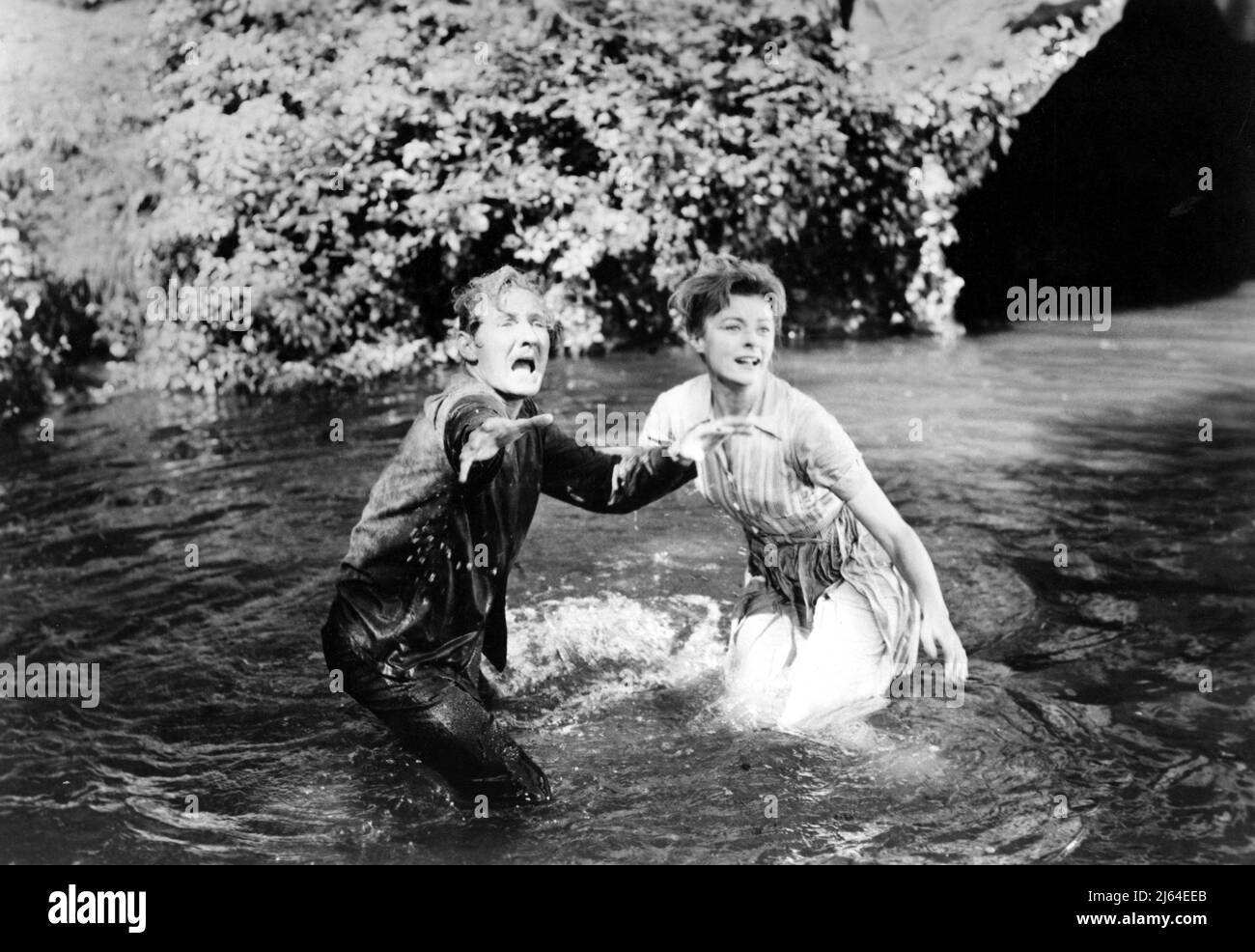 LESLIE PHILLIPS, GERALDINE MCEWAN, NO SCHERZANDO, 1960 Foto Stock