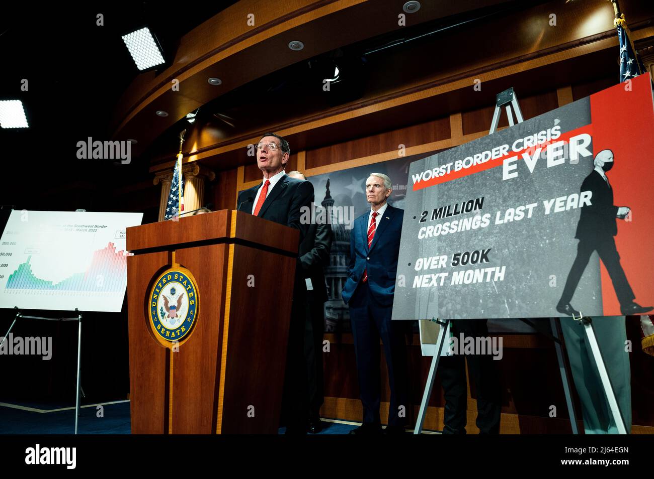 Washington, Stati Uniti. 27th Apr 2022. Il senatore degli Stati Uniti John Barrasso (R-WY) parla a una conferenza stampa sul titolo 42 e sul confine meridionale. Credit: SOPA Images Limited/Alamy Live News Foto Stock
