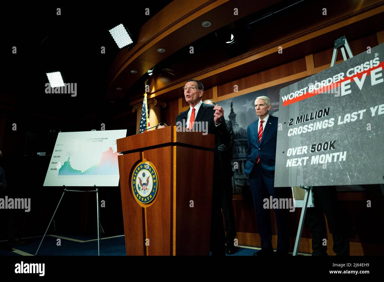 Washington, Stati Uniti. 27th Apr 2022. Il senatore degli Stati Uniti John Barrasso (R-WY) parla a una conferenza stampa sul titolo 42 e sul confine meridionale. Credit: SOPA Images Limited/Alamy Live News Foto Stock