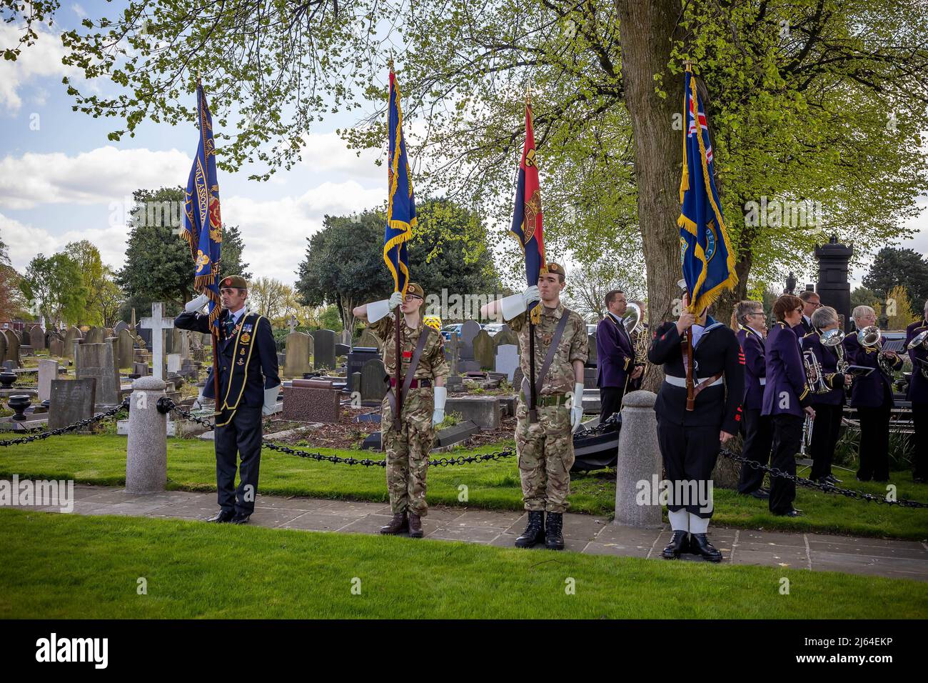 L'anniversario della Giornata dell'ANZAC (Australian and New Zealand Army Corps) è stato ricordato da Veterans e Cadets al Warrington Soldiers Corner Foto Stock