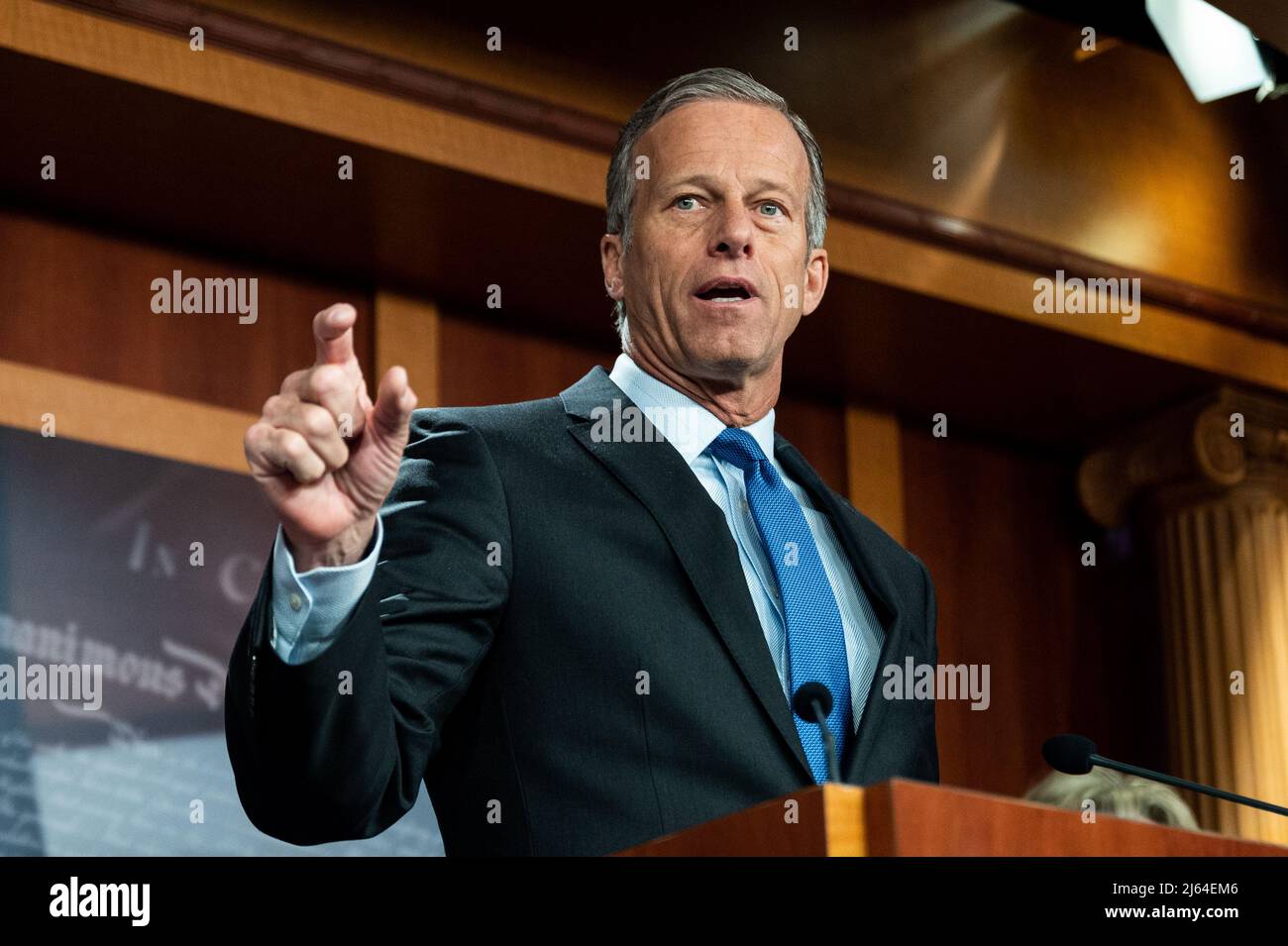 Washington, Stati Uniti. 27th Apr 2022. Il senatore degli Stati Uniti John Thune (R-SD) parla a una conferenza stampa sul titolo 42 e sul confine meridionale. Credit: SOPA Images Limited/Alamy Live News Foto Stock
