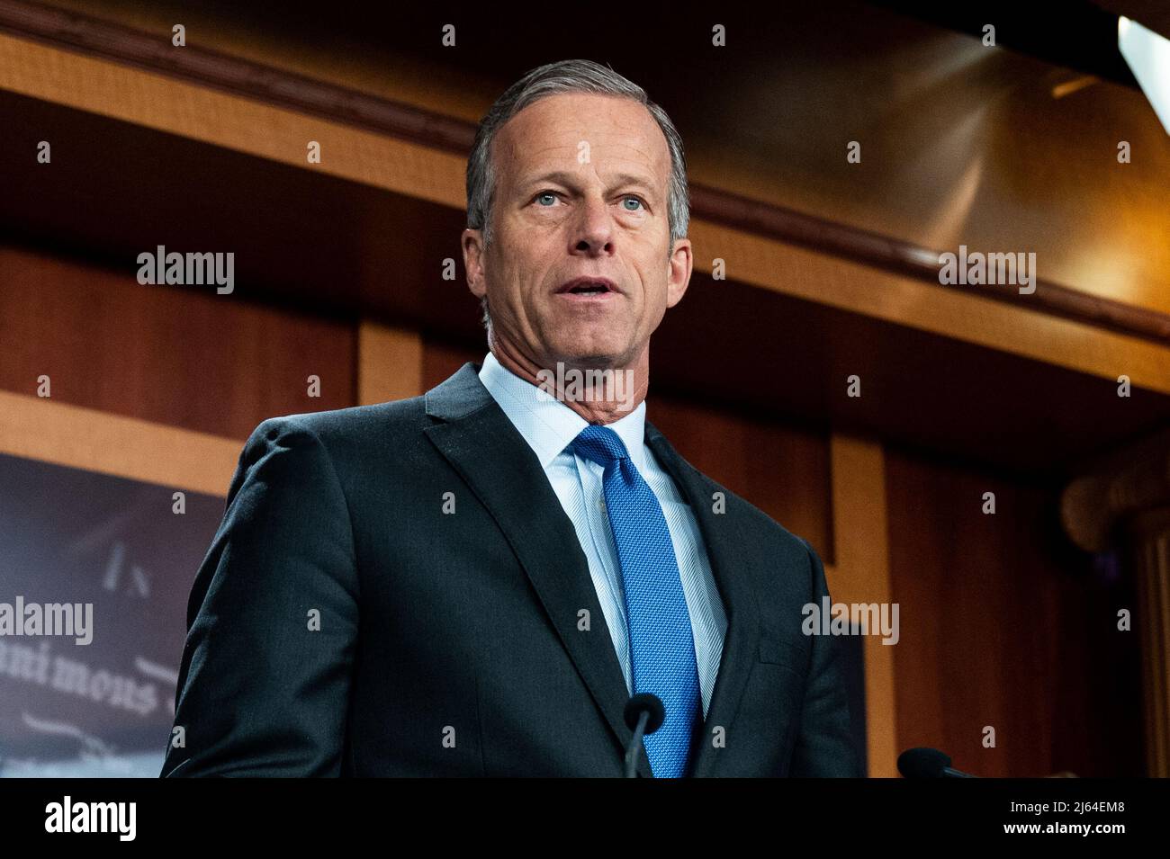 Washington, Stati Uniti. 27th Apr 2022. Il senatore degli Stati Uniti John Thune (R-SD) parla a una conferenza stampa sul titolo 42 e sul confine meridionale. Credit: SOPA Images Limited/Alamy Live News Foto Stock