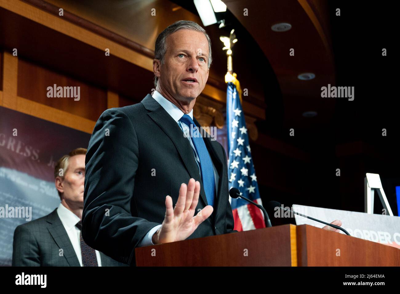 Washington, Stati Uniti. 27th Apr 2022. Il senatore degli Stati Uniti John Thune (R-SD) parla a una conferenza stampa sul titolo 42 e sul confine meridionale. Credit: SOPA Images Limited/Alamy Live News Foto Stock
