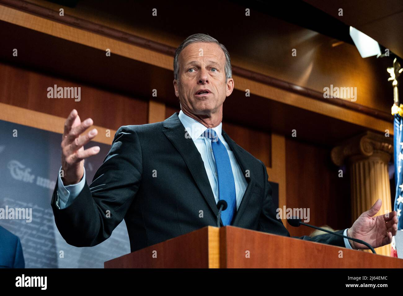 Washington, Stati Uniti. 27th Apr 2022. Il senatore degli Stati Uniti John Thune (R-SD) parla a una conferenza stampa sul titolo 42 e sul confine meridionale. Credit: SOPA Images Limited/Alamy Live News Foto Stock