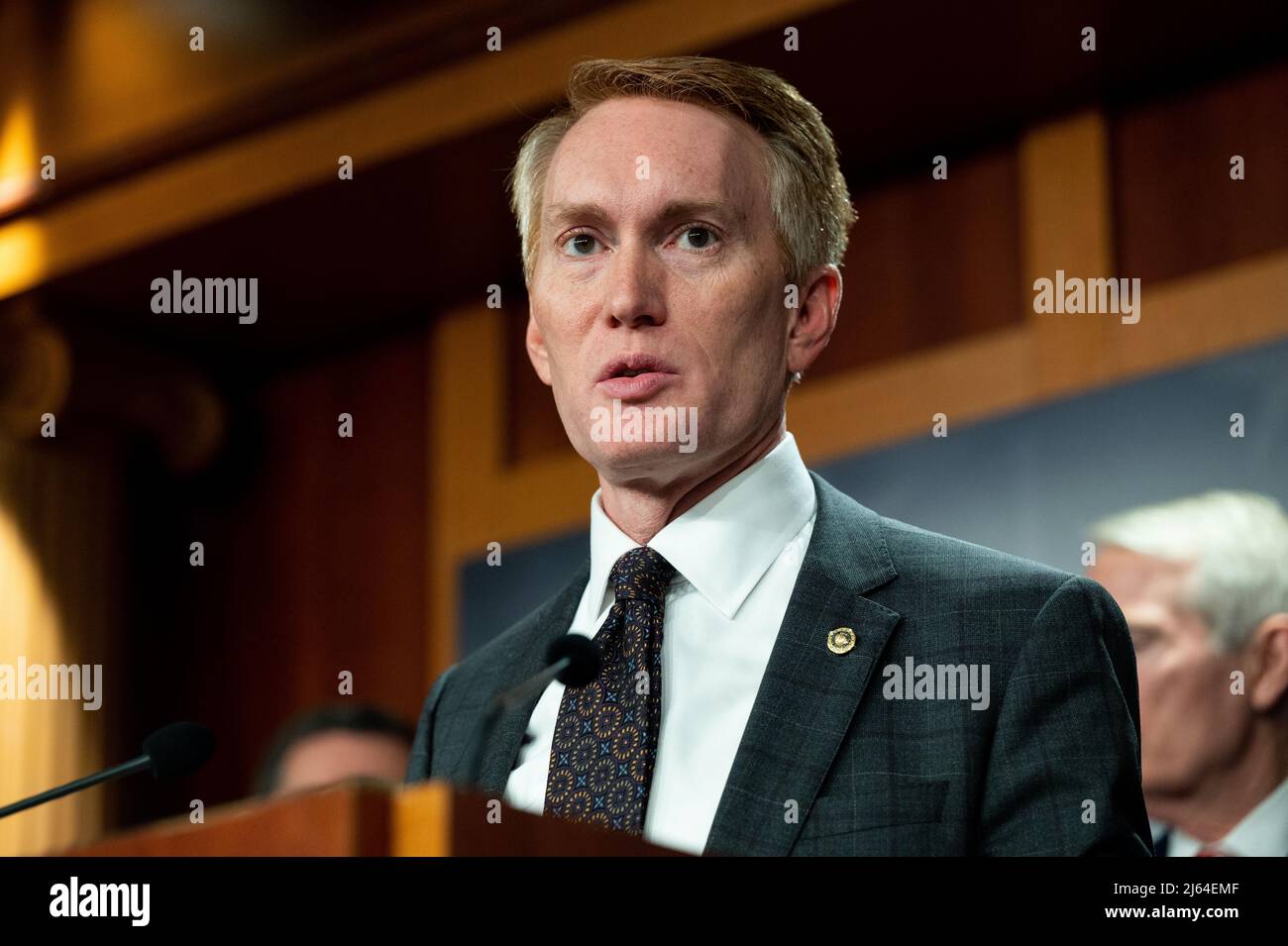 Washington, Stati Uniti. 27th Apr 2022. Il senatore degli Stati Uniti James Lankford (R-OK) parla a una conferenza stampa sul titolo 42 e sul confine meridionale. Credit: SOPA Images Limited/Alamy Live News Foto Stock