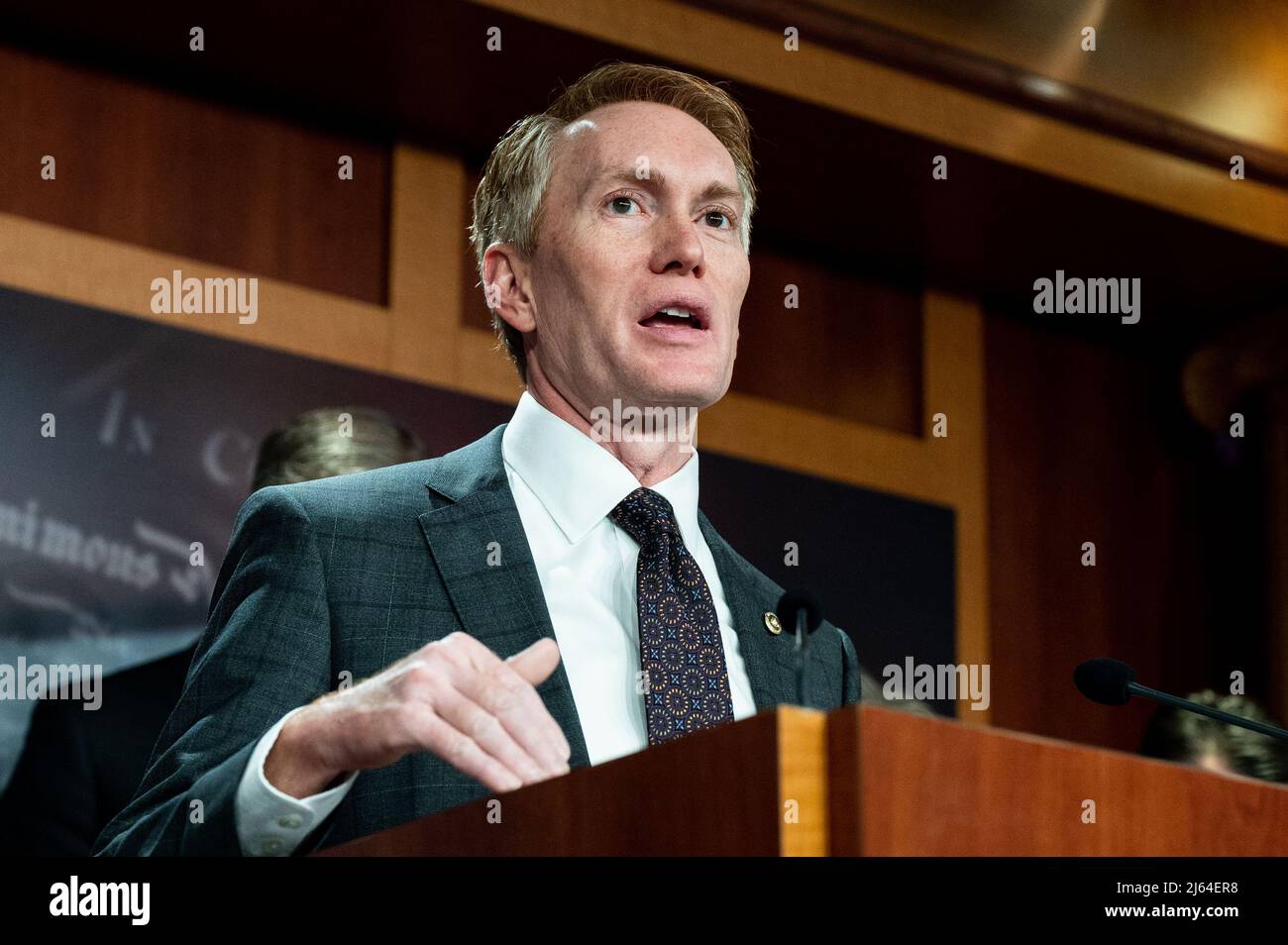 Washington, Stati Uniti. 27th Apr 2022. Il senatore James Lankford (R-OK) parla a una conferenza stampa sul titolo 42 e sul confine meridionale. Credit: SOPA Images Limited/Alamy Live News Foto Stock