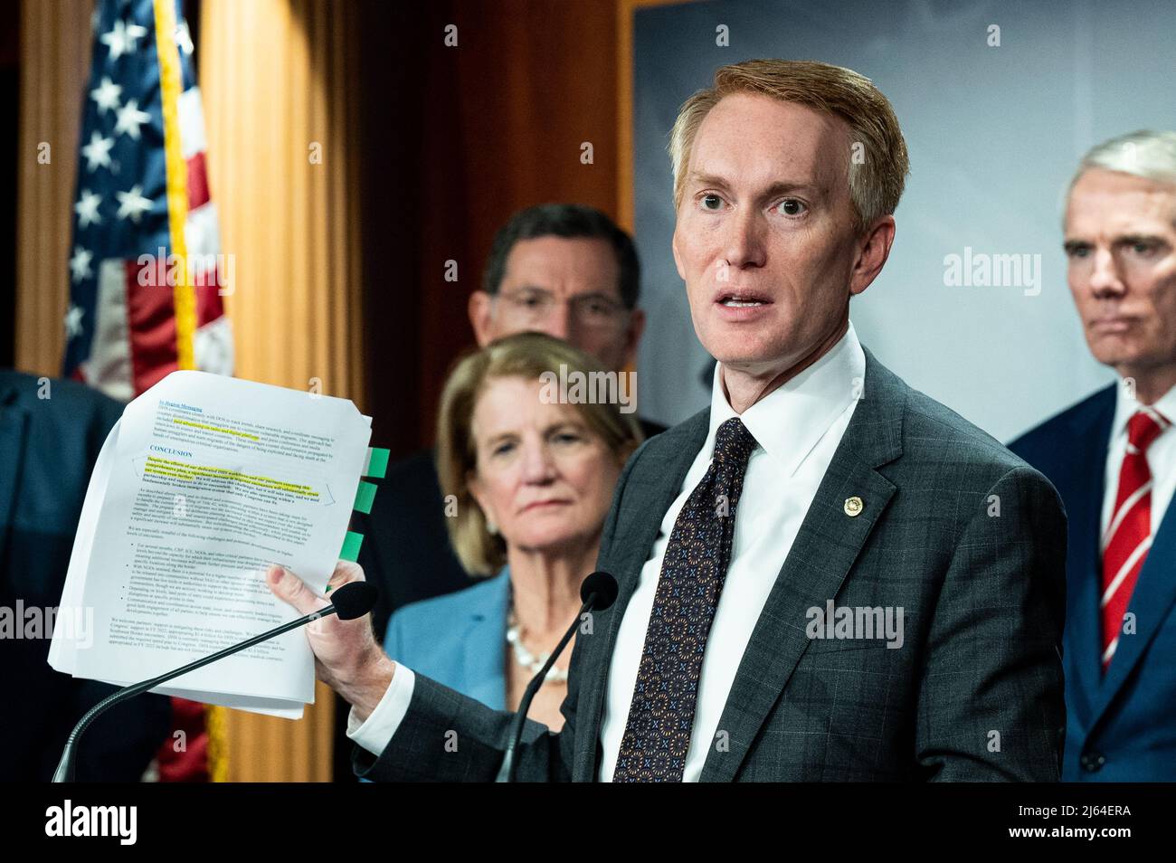 Washington, Stati Uniti. 27th Apr 2022. Il senatore degli Stati Uniti James Lankford (R-OK) parla a una conferenza stampa sul titolo 42 e sul confine meridionale. Credit: SOPA Images Limited/Alamy Live News Foto Stock