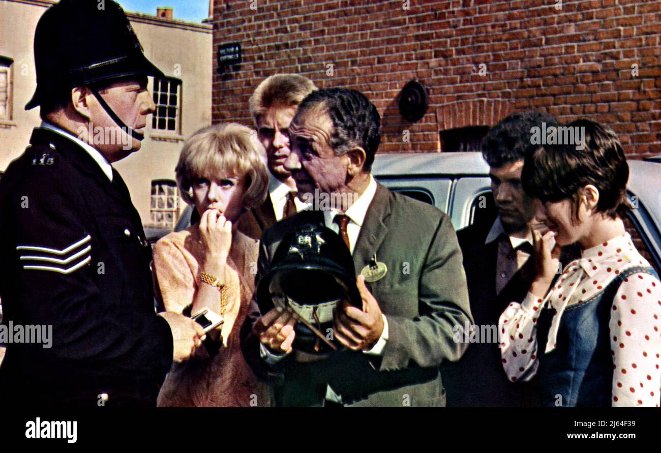 BRENNAN,HARDY,BROWN,JAMES,NELSON,STUBBS, TRE CAPPELLI PER LISA, 1966 Foto Stock