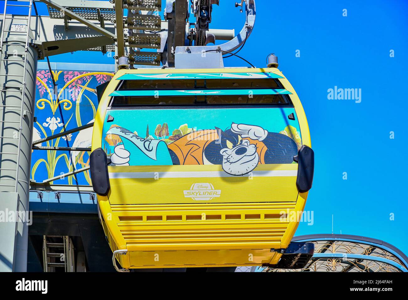 Cabinovia Disney Skyliner con character wrapping al Disney World Foto Stock