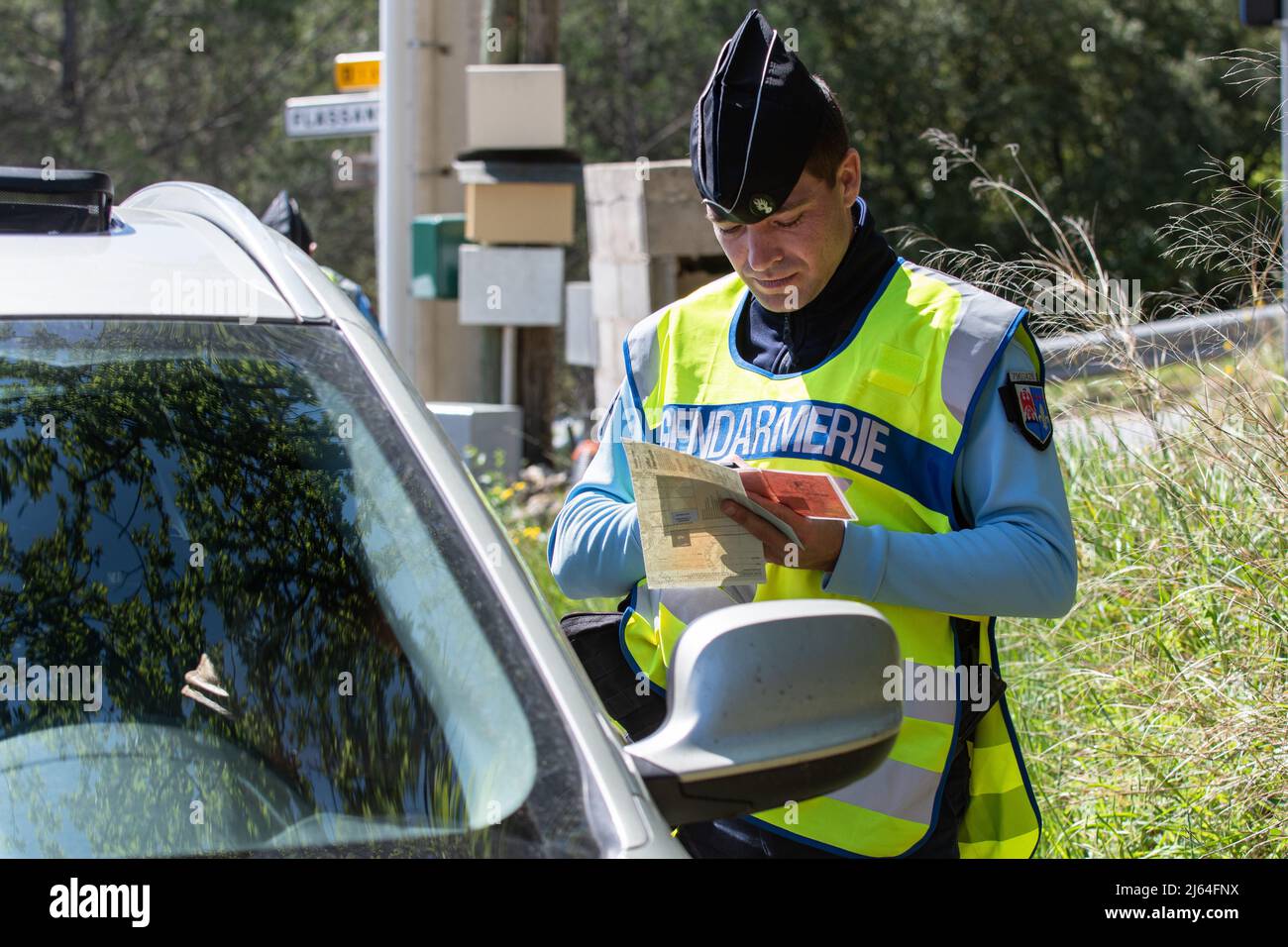 27 aprile 2022, le Luc en Provence, Var, Francia: Ufficiale di polizia emette una citazione ad un conducente. In previsione dell'aumento del traffico sulla Costa Azzurra durante la stagione delle vacanze, le operazioni di controllo vengono regolarmente effettuate sulle strade del Var. Le statistiche sulla sicurezza stradale sono negative dall'inizio dell'anno 2022 nel dipartimento del Var con un aumento del numero di morti sulle strade. (Credit Image: © Laurent Coust/SOPA Images via ZUMA Press Wire) Foto Stock