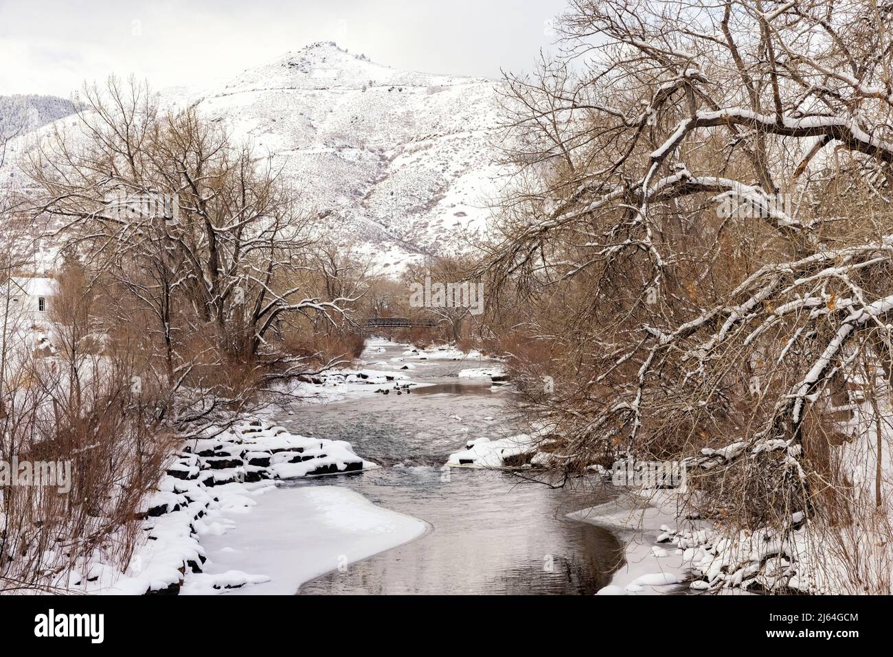 Snowy Clear Creek paesaggio d'inverno. Golden, Colorado, STATI UNITI D'AMERICA Foto Stock