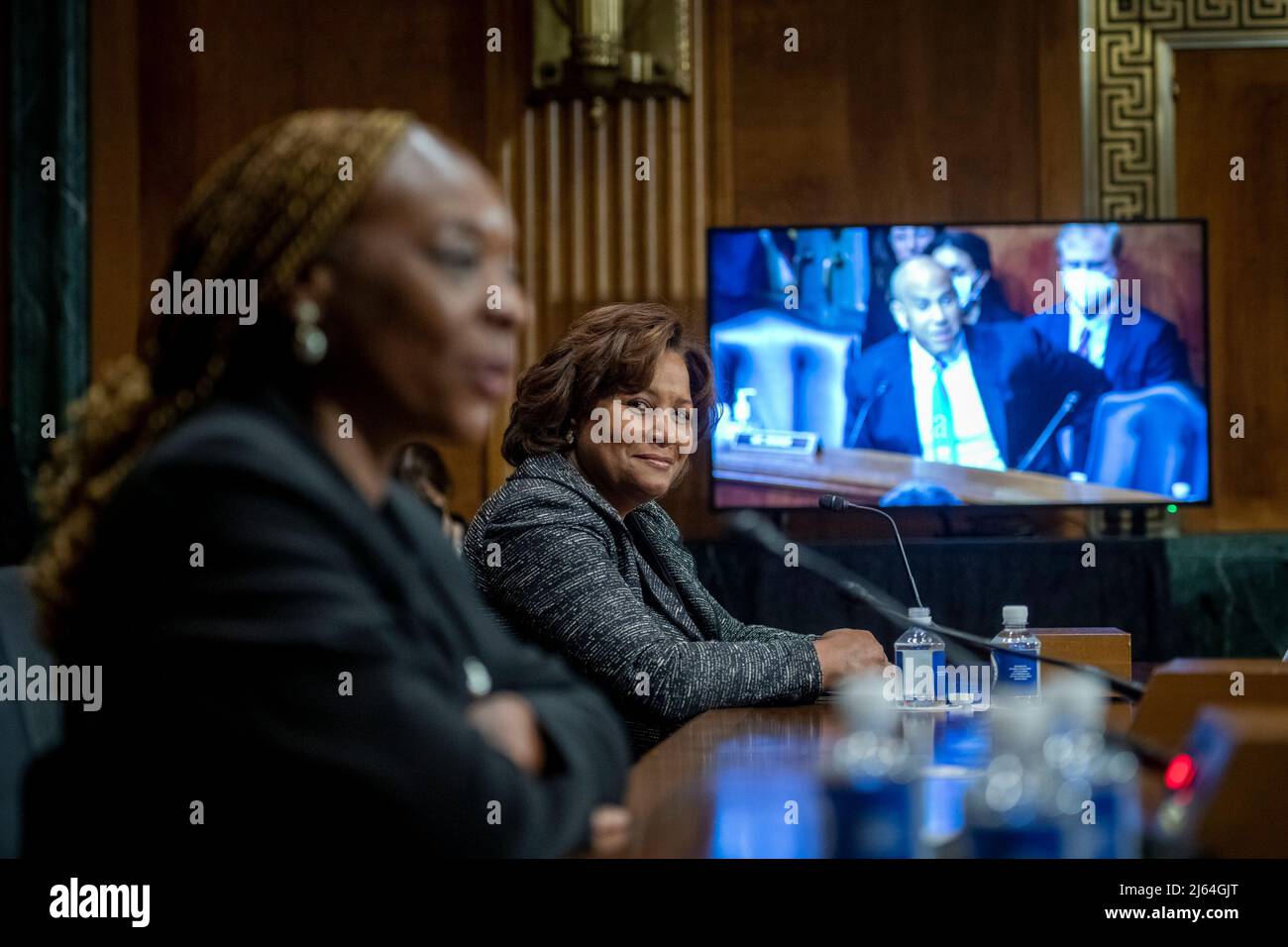 Julianna Michelle Childs, a destra, guarda mentre Nancy G. Abudu risponde alle domande durante un Comitato del Senato sull'audizione giudiziaria per la sua nomina a giudice del circuito degli Stati Uniti per l'undicesimo circuito, nel Dirksen Senate Office Building a Washington, DC, Mercoledì 27 aprile 2022. Credito: Rod Lammey/CNP Foto Stock