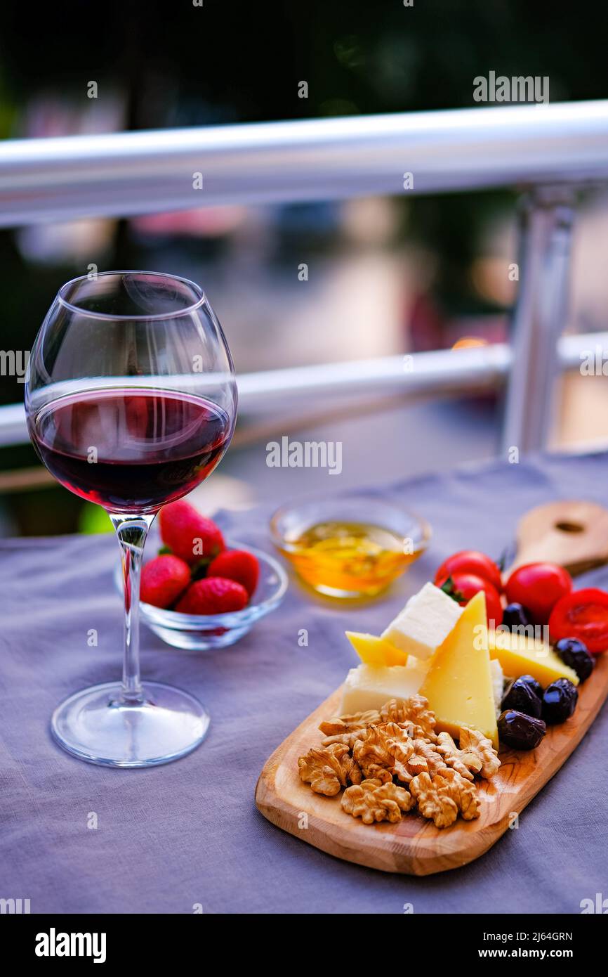 Due bicchieri di piatto di vino e formaggio. Aperetif. Foto Stock