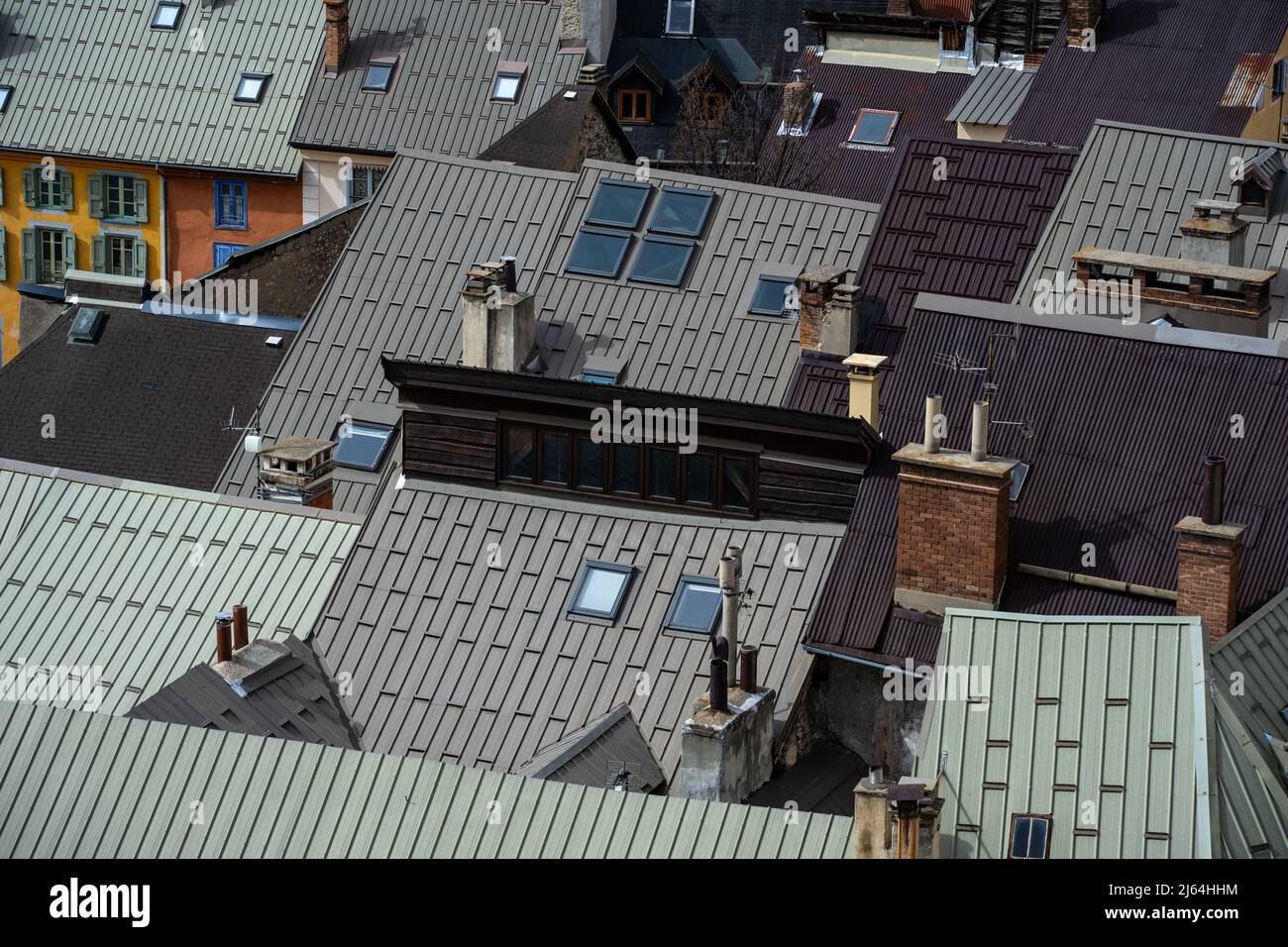 Briancon, Francia - 15 Mar 2022: Dettagli dei tetti di Briancon girato dall'alto Foto Stock