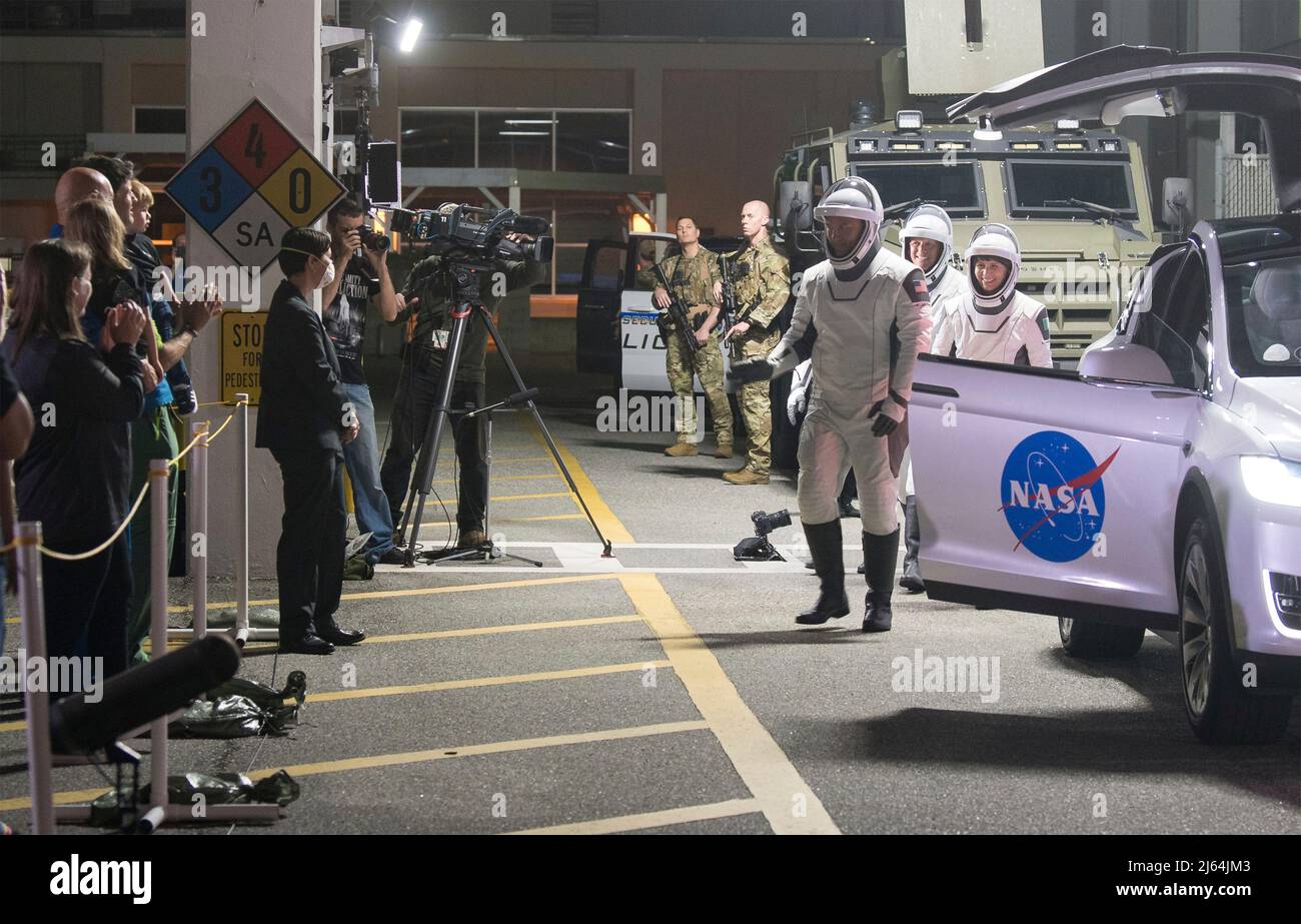 Stazione spaziale Internazionale, Stati Uniti d'America. 26 aprile 2022. Gli astronauti della NASA Kjell Lindgren, Robert Hines, Jessica Watkins, e l'astronauta dell'ESA Samantha Cristoforetti si allontanano dal Neil A. Armstrong Operations and Checkout Building for Launch Complex 39A per salire a bordo del razzo SpaceX Falcon 9 al Kennedy Space Center il 26 aprile 2022 a Cape Canaveral, Florida. Credit: Aubrey Gemignani/NASA Photo/Alamy Live News Foto Stock