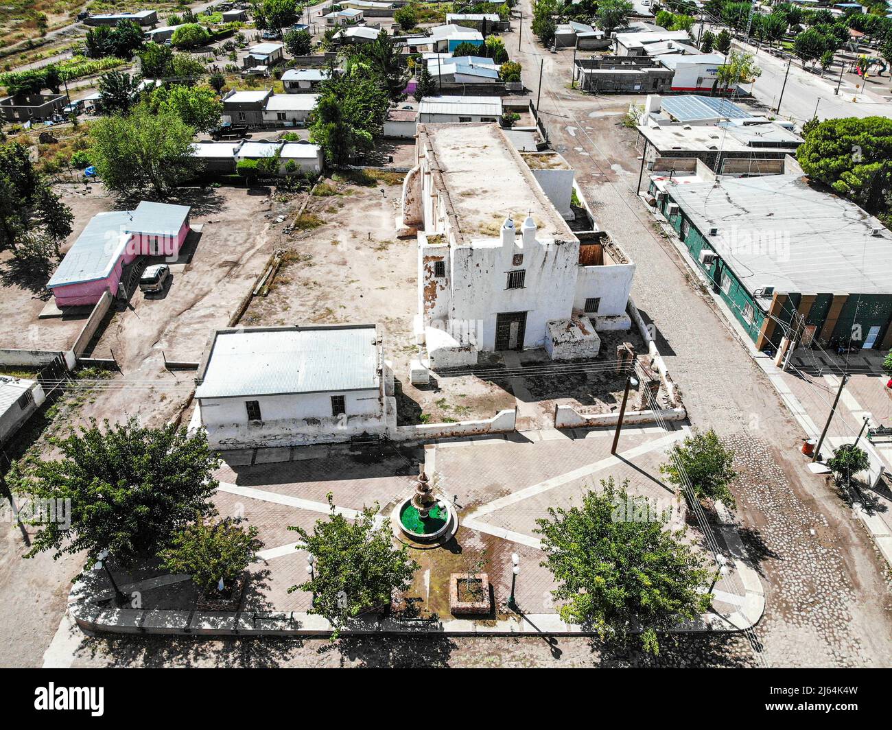 Veduta aerea della missione di Nuestra Señora de la Soledad de los Janos. San Felipe e Santiago de Janos, Chihuahua, Messico, chiesa militare, arco di restauro. José Arturo Martínez Lázo. Janos è una città del Messico, situata nello stato federato del Chihuahua, vicino al confine con gli Stati Uniti e allo stato di sonora. (Foto di Luis Gutierrez Norte Foto) Vista aerea de Misión de Nuestra Señora de la Soledad de los Janos. San Felipe y Santiago de Janos, Chihuahua, México, iglesia castrense, restauración ARQ. José Arturo Martínez Lázo. Janos es un pueblo del estado mexicano de Chihuahua, localizado cer Foto Stock