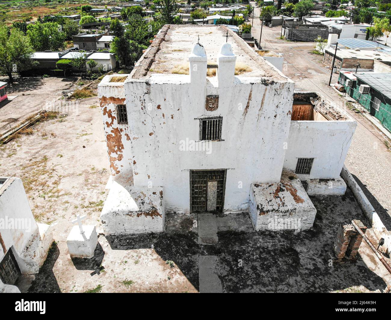 Veduta aerea della missione di Nuestra Señora de la Soledad de los Janos. San Felipe e Santiago de Janos, Chihuahua, Messico, chiesa militare, arco di restauro. José Arturo Martínez Lázo. Janos è una città del Messico, situata nello stato federato del Chihuahua, vicino al confine con gli Stati Uniti e allo stato di sonora. (Foto di Luis Gutierrez Norte Foto) Vista aerea de Misión de Nuestra Señora de la Soledad de los Janos. San Felipe y Santiago de Janos, Chihuahua, México, iglesia castrense, restauración ARQ. José Arturo Martínez Lázo. Janos es un pueblo del estado mexicano de Chihuahua, localizado cer Foto Stock