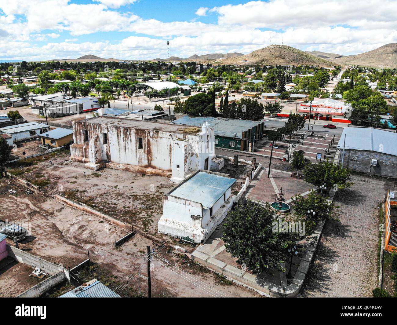 Veduta aerea della missione di Nuestra Señora de la Soledad de los Janos. San Felipe e Santiago de Janos, Chihuahua, Messico, chiesa militare, arco di restauro. José Arturo Martínez Lázo. Janos è una città del Messico, situata nello stato federato del Chihuahua, vicino al confine con gli Stati Uniti e allo stato di sonora. (Foto di Luis Gutierrez Norte Foto) Vista aerea de Misión de Nuestra Señora de la Soledad de los Janos. San Felipe y Santiago de Janos, Chihuahua, México, iglesia castrense, restauración ARQ. José Arturo Martínez Lázo. Janos es un pueblo del estado mexicano de Chihuahua, localizado cer Foto Stock