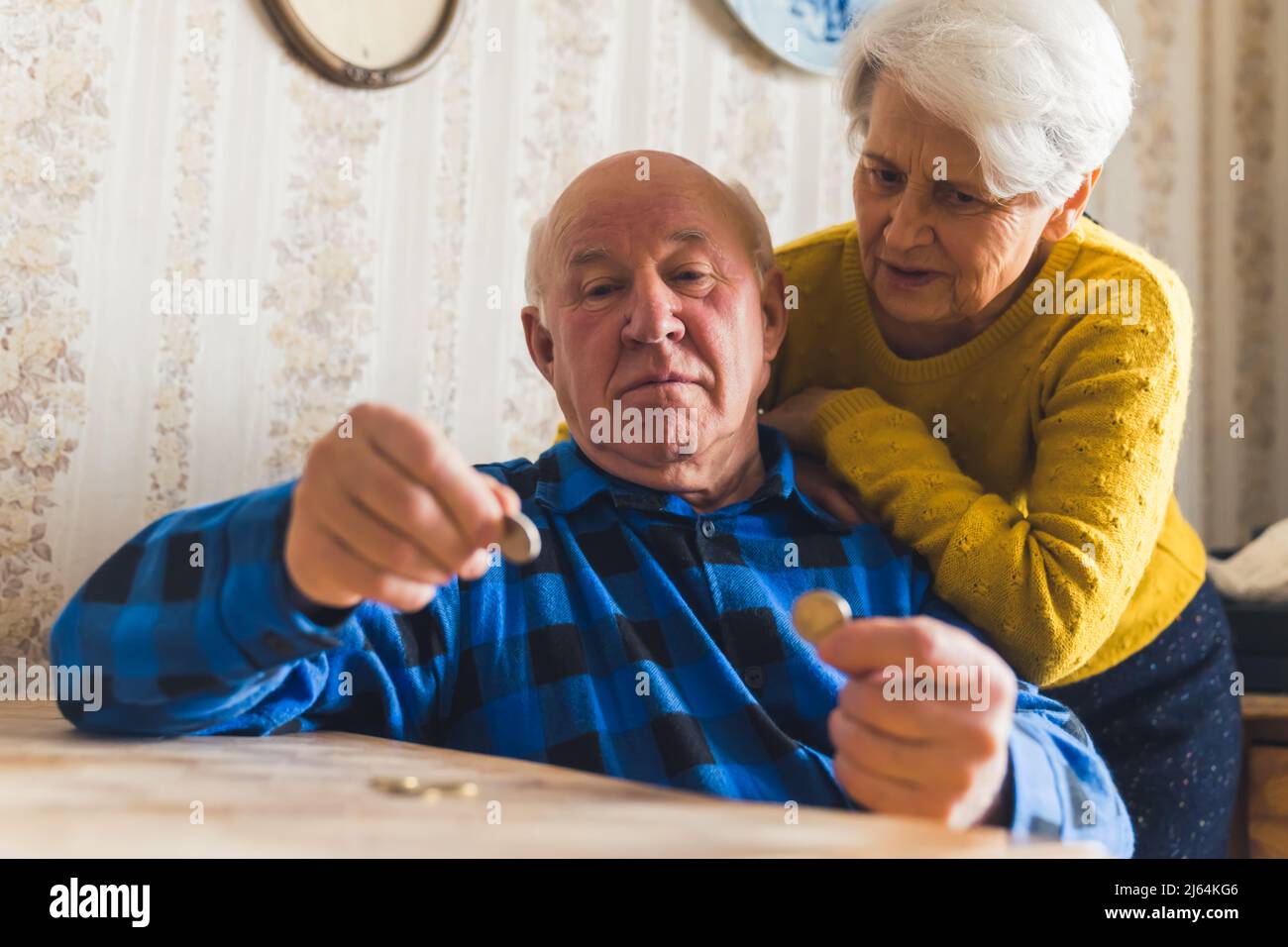 senior couple contando ultimi centesimi medio colpo soggiorno concetto denaro. Foto di alta qualità Foto Stock