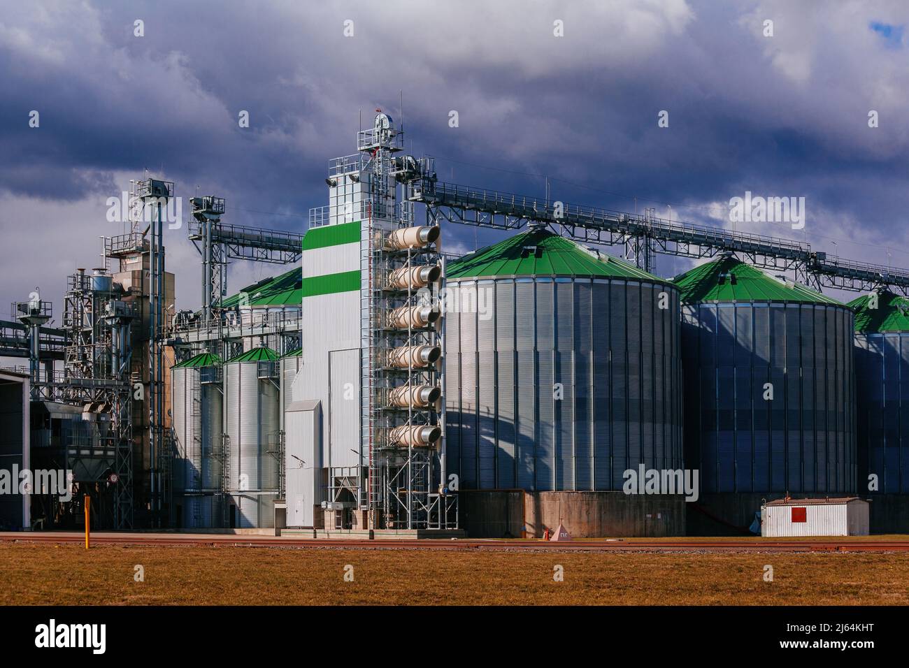 Moderno complesso di essiccazione di grano agricolo e silos Foto Stock