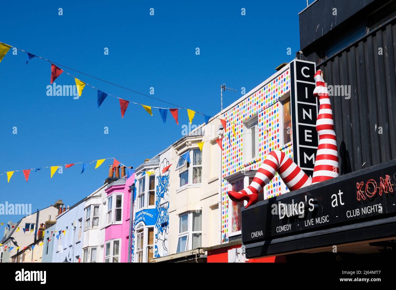 Bunting ed edifici decorativi con gigantesca scultura di gambe CAN-CAN sul cinema Duke's at Komedia, Gardner Street, North Laine, Brighton, East Sussex, REGNO UNITO Foto Stock