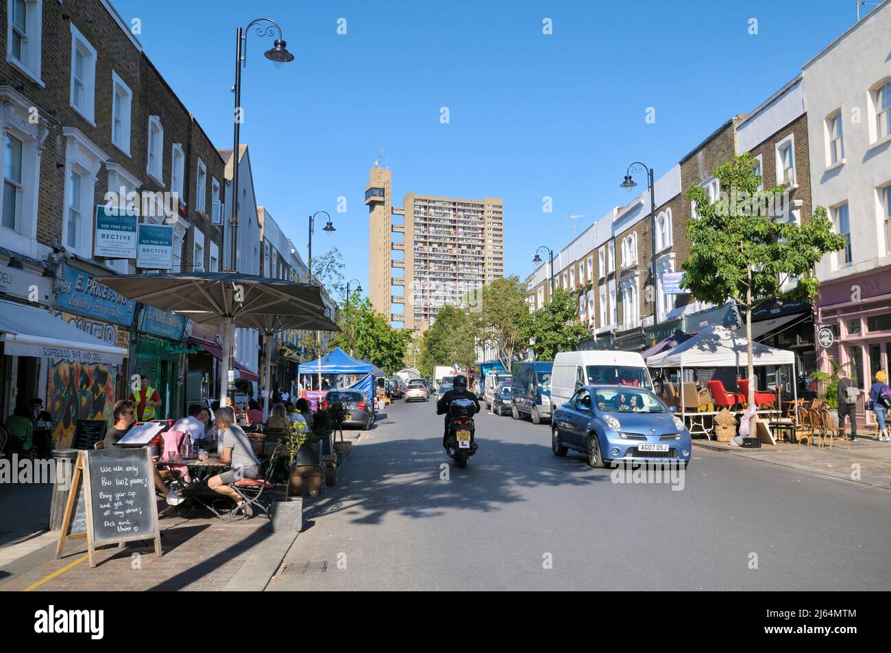 Golborne Road conduce al blocco di appartamenti Brutalist iconico Trellick Tower, North Kensington, West London, England, UK. Architetto: Erno Goldfinger Foto Stock