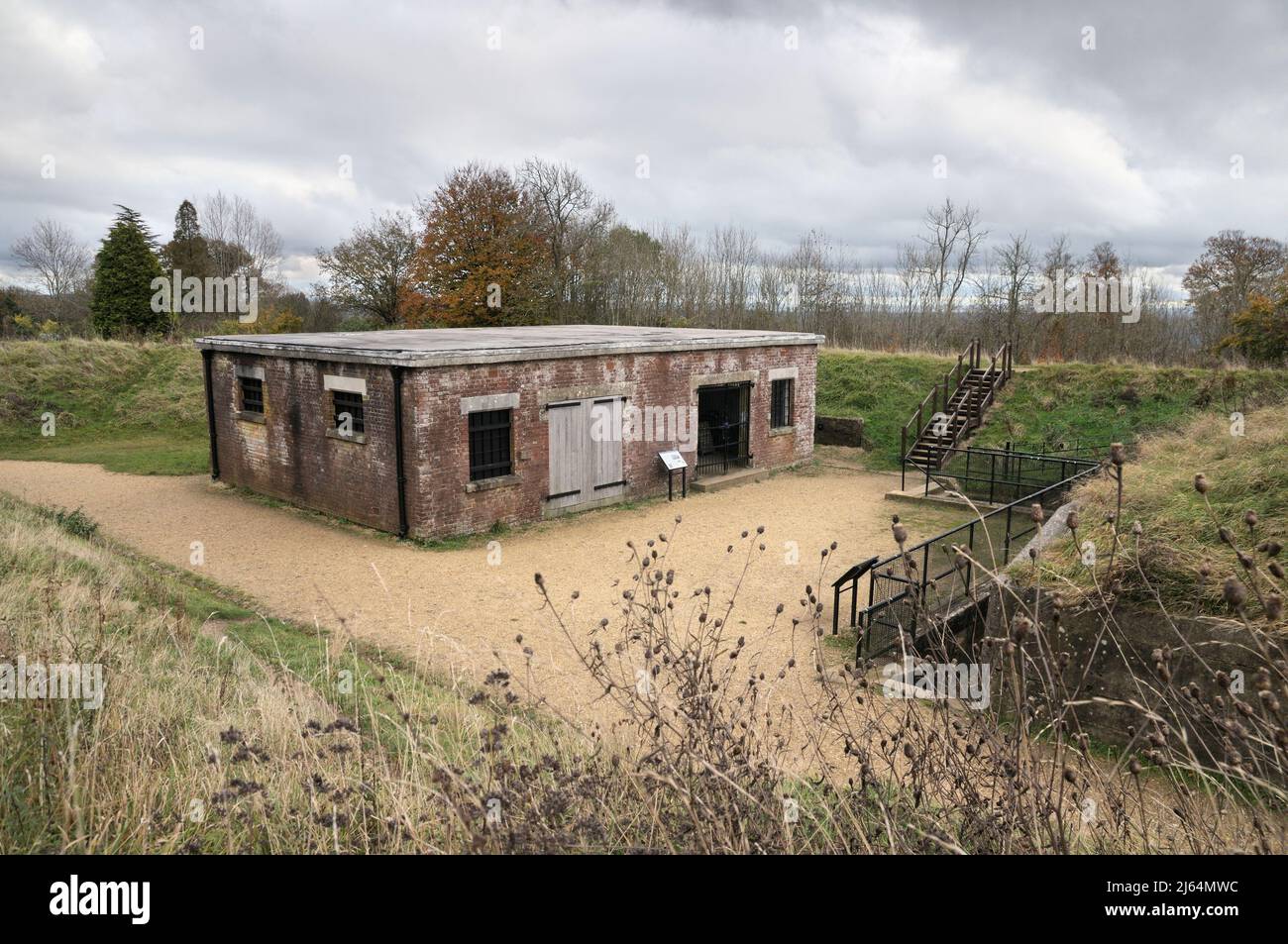 Il negozio di attrezzi a Reigate Fort, Surrey, costruito per l'immagazzinamento di attrezzature e munizioni. Il Forte di Reigate fu costruito nel 1898 come parte del London Defense Scheme. Foto Stock