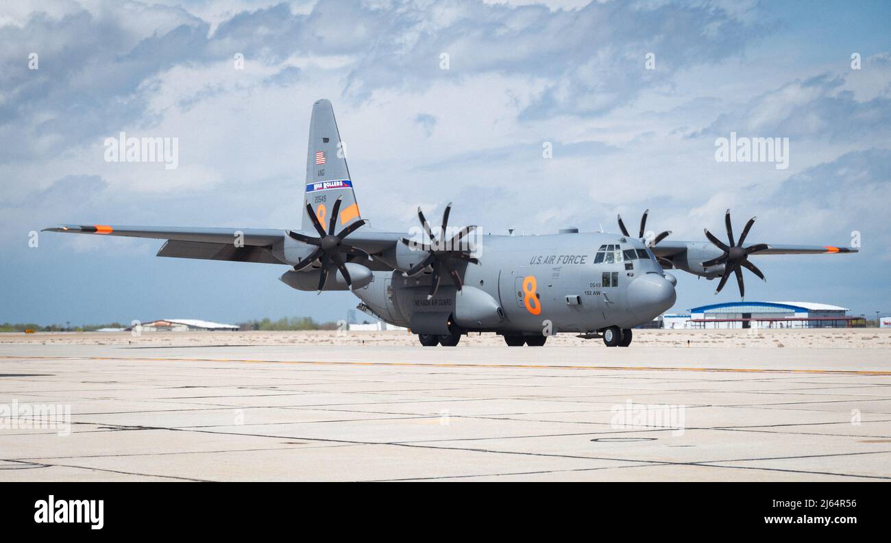 A C-130H Hercules Airlift Wing 152rd, Nevada Air National Guard, taxi dopo una missione di addestramento Modular Airborne Firefighting System (MAFFS) a Boise, Idaho, 26 aprile 2022. Le unità MAFFS si stanno allenando per una missione del comando del Nord degli Stati Uniti. In caso di attivazione durante l'anno dell'incendio, First Air Force (AFNORTH), il comando della componente aerea del comando del Nord degli Stati Uniti, è il responsabile operativo del DoD per gli sforzi militari aerei volti a supportare le richieste di assistenza all'USDA Forest Service-National Interagency Fire Center per la soppressione degli incendi. (STATI UNITI Air National Guard foto di Senior Airman Thomas Foto Stock